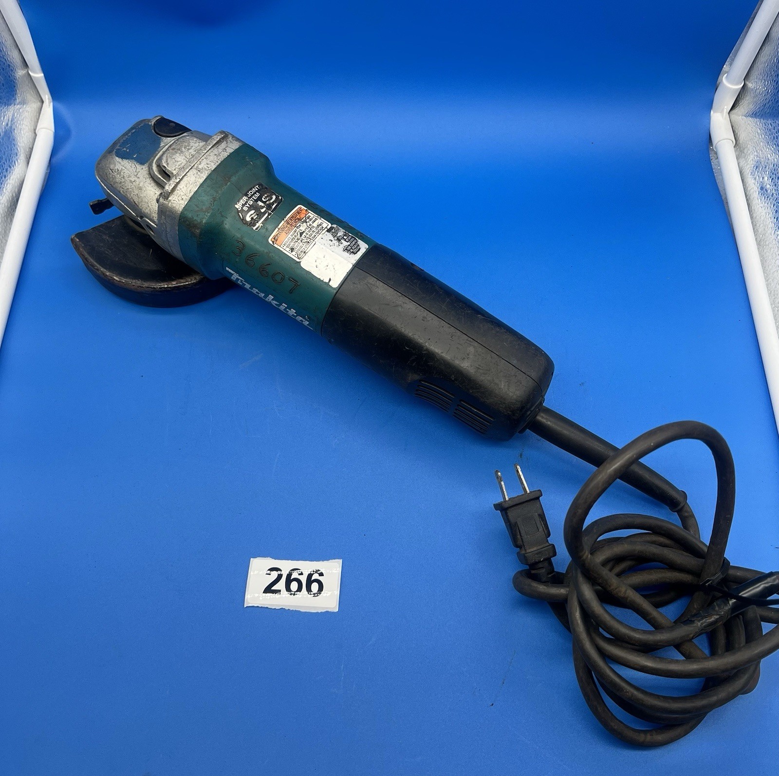 Makita 4‑1/2&Prime; SJS Paddle Switch Angle Grinder Corded 9564P Missing Lock Nut