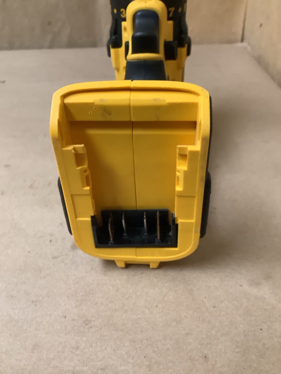 DEWALT DCD777 YELLOW/BLACK 1/2&Prime; DRIVE 20V MAX CORDLESS BRUSHLESS DRI (B42014589)