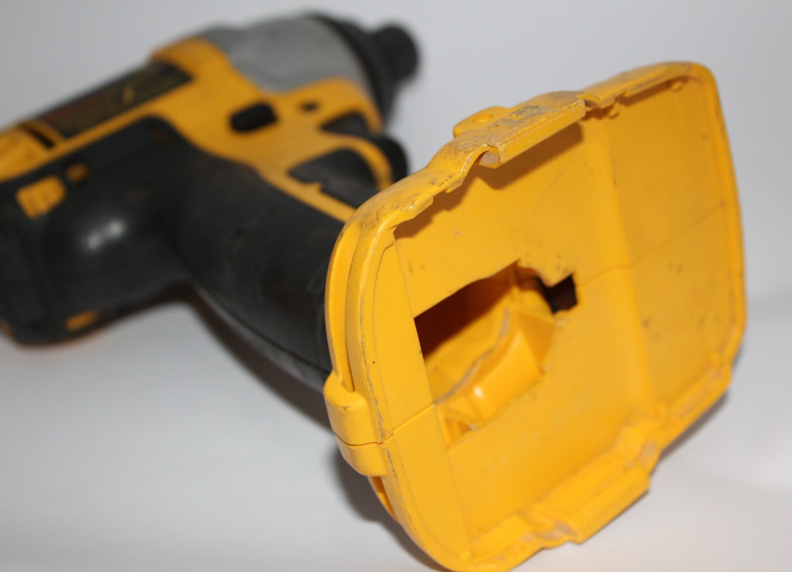 DEWALT DC825 1/4” (6mm) Cordless Impact Driver 18V Tool Only AO4067109