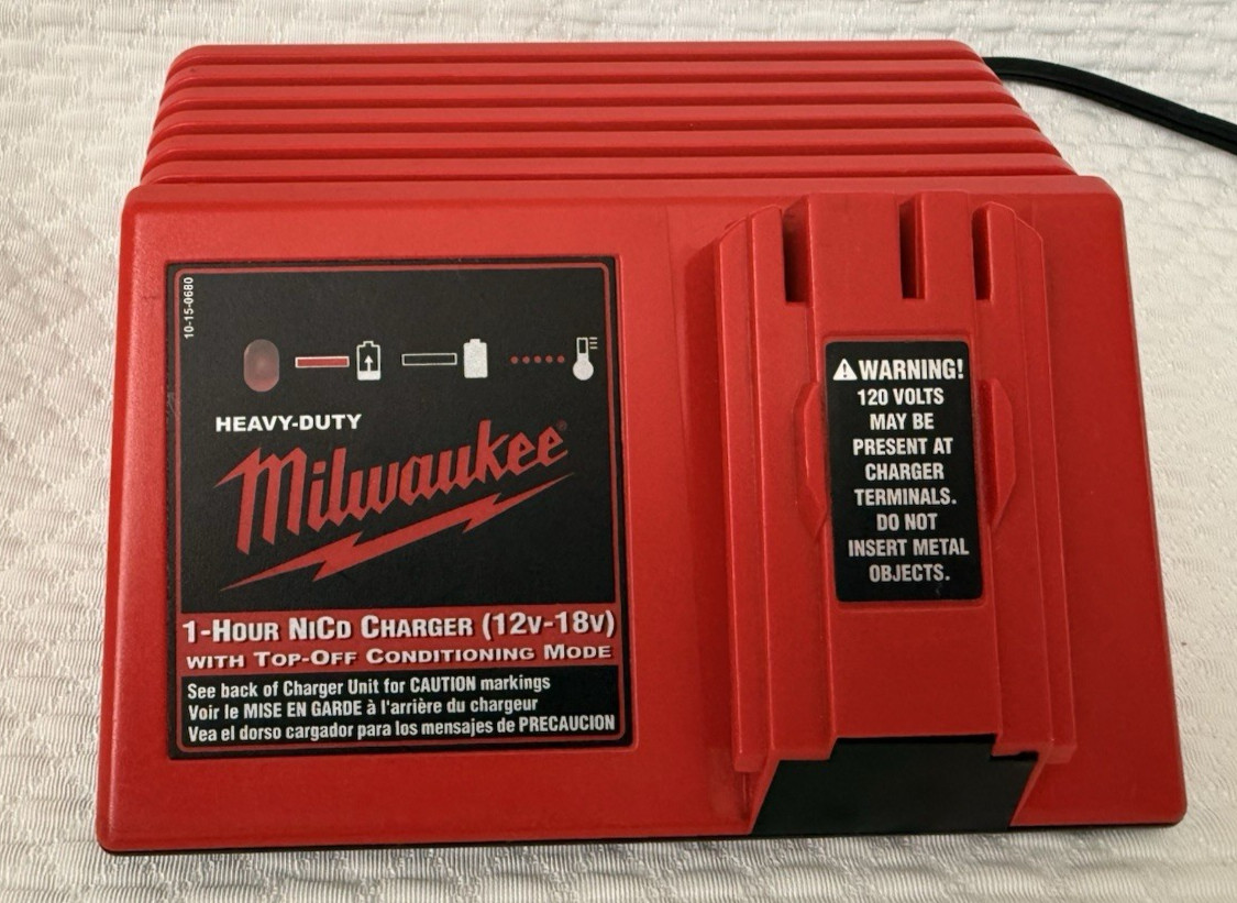 Milwaukee 14.4V Drill Driver 0612-20 Flashlight Charger 2 Batteries
