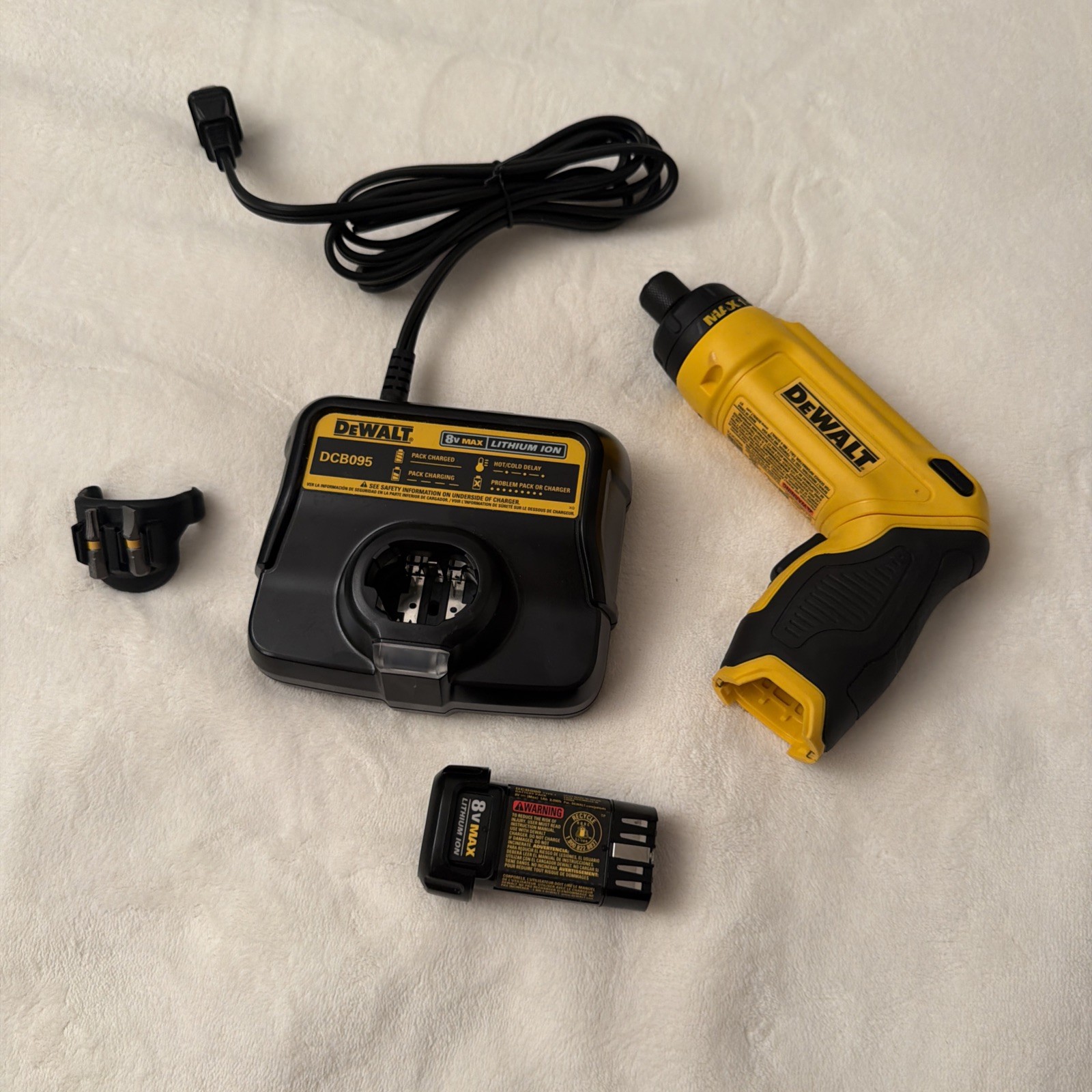 DEWALT 8V MAX Gyroscopic Cordless Screwdriver DCF680 charger & 1-Battery Kit