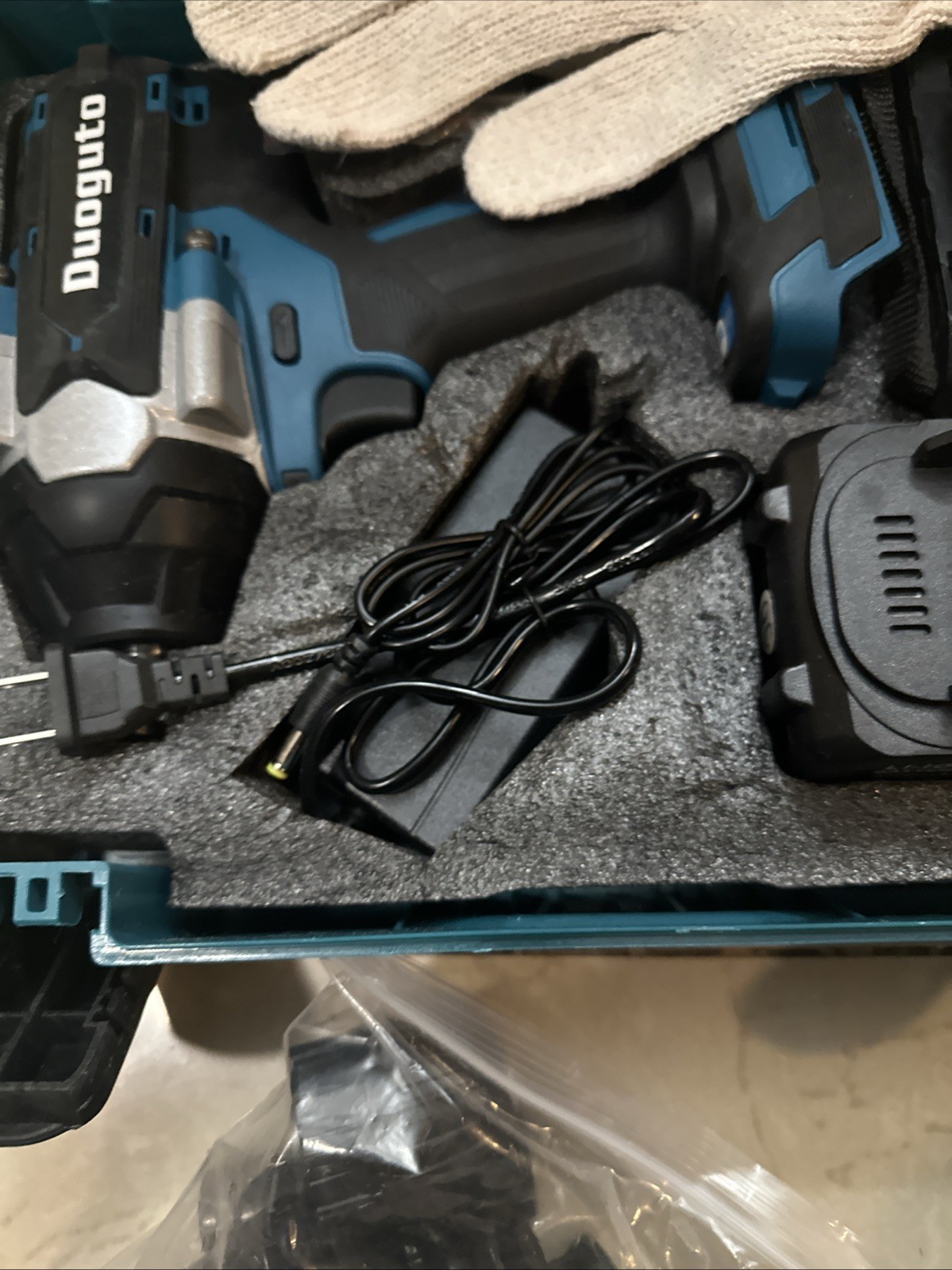 duoguto cordless impact wrench, 960ft-lbs (1300n.m) With Two Batteries And Bits
