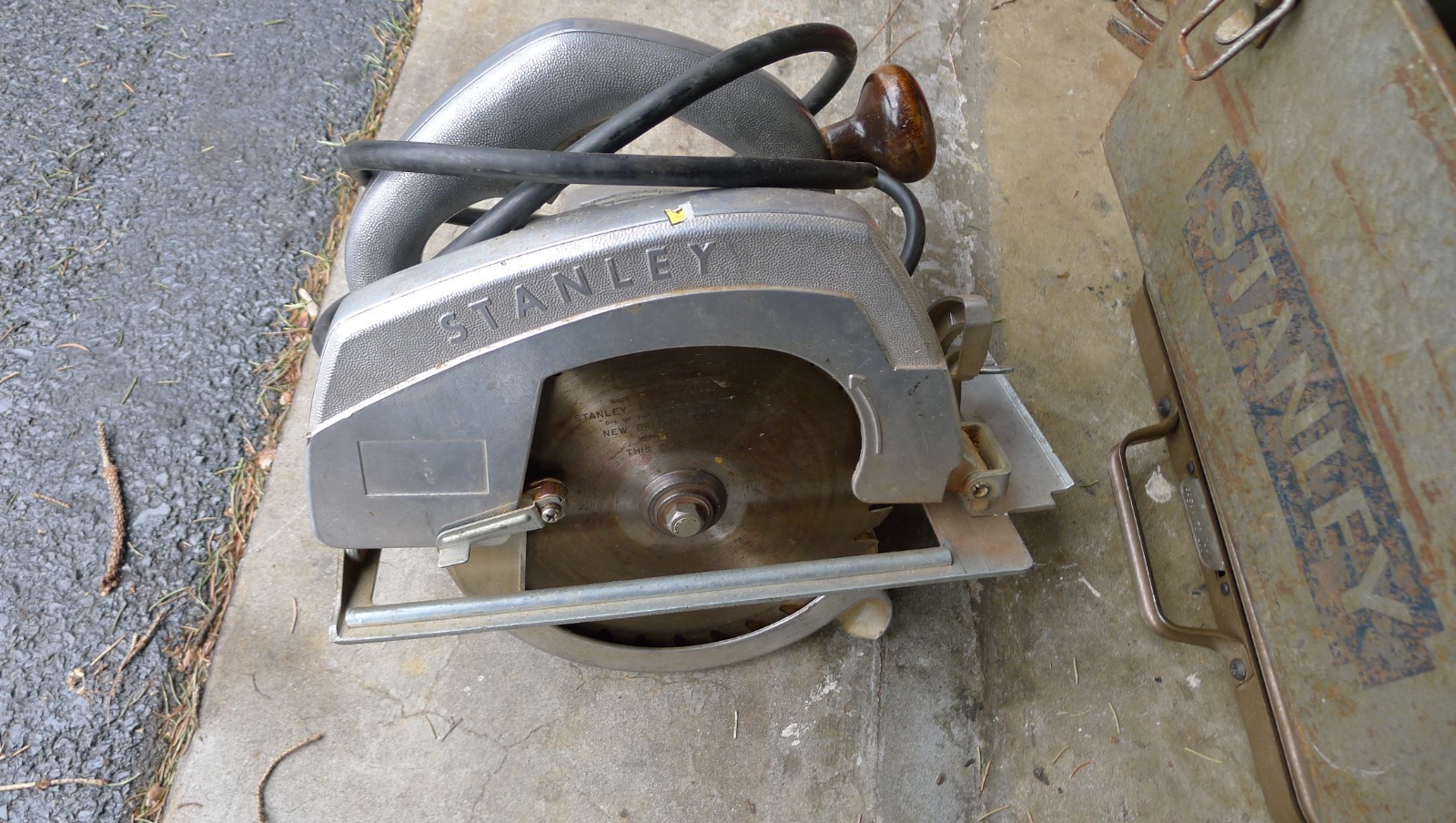 VTG STANLEY H-85-A CIRCULAR SAW, HEAVY DUTY, 13 AMP WITH ORIGINAL METAL BOX