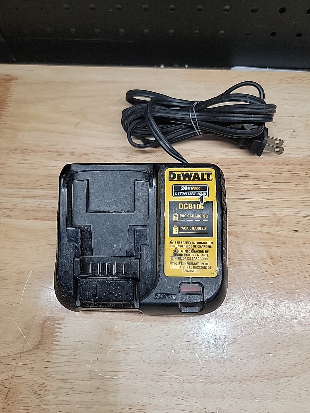 DeWalt DCD771 20V 1/2&Prime; (13mm) Cordless Drill Driver W/BATTERY & CHARGER TESTED!