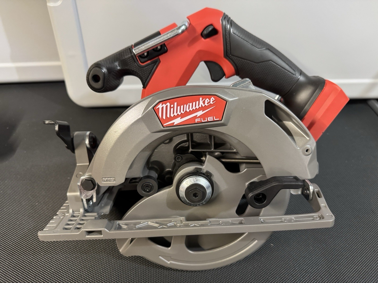 Milwaukee 2833-20 M18 FUEL 6-1/2&Prime; Cordless Brushless Circular Saw /TOOL ONLY
