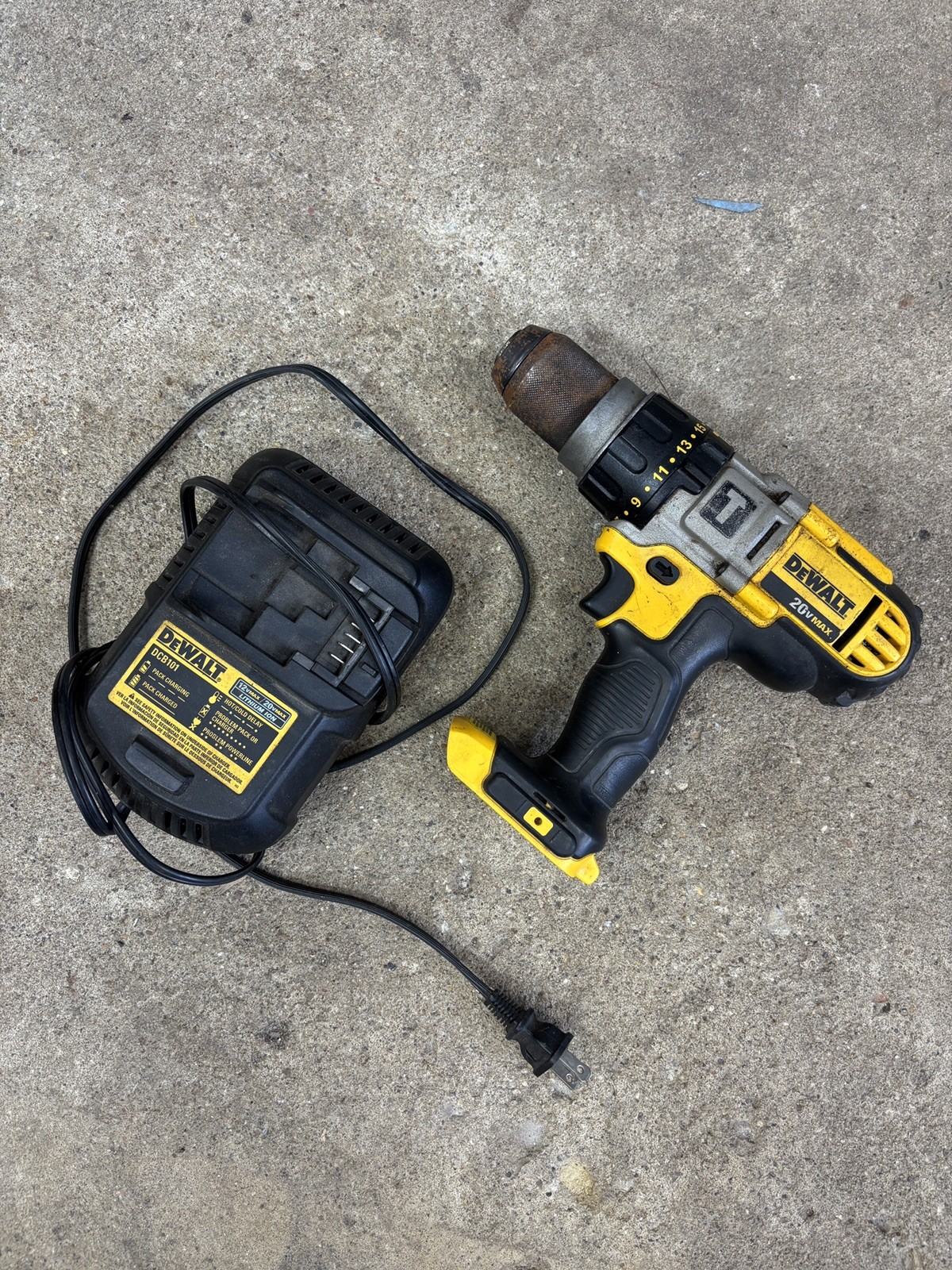 DEWALT 20V MAX XR Brushless 1/2 in Keyless Hammer Drill Tool and charger Only