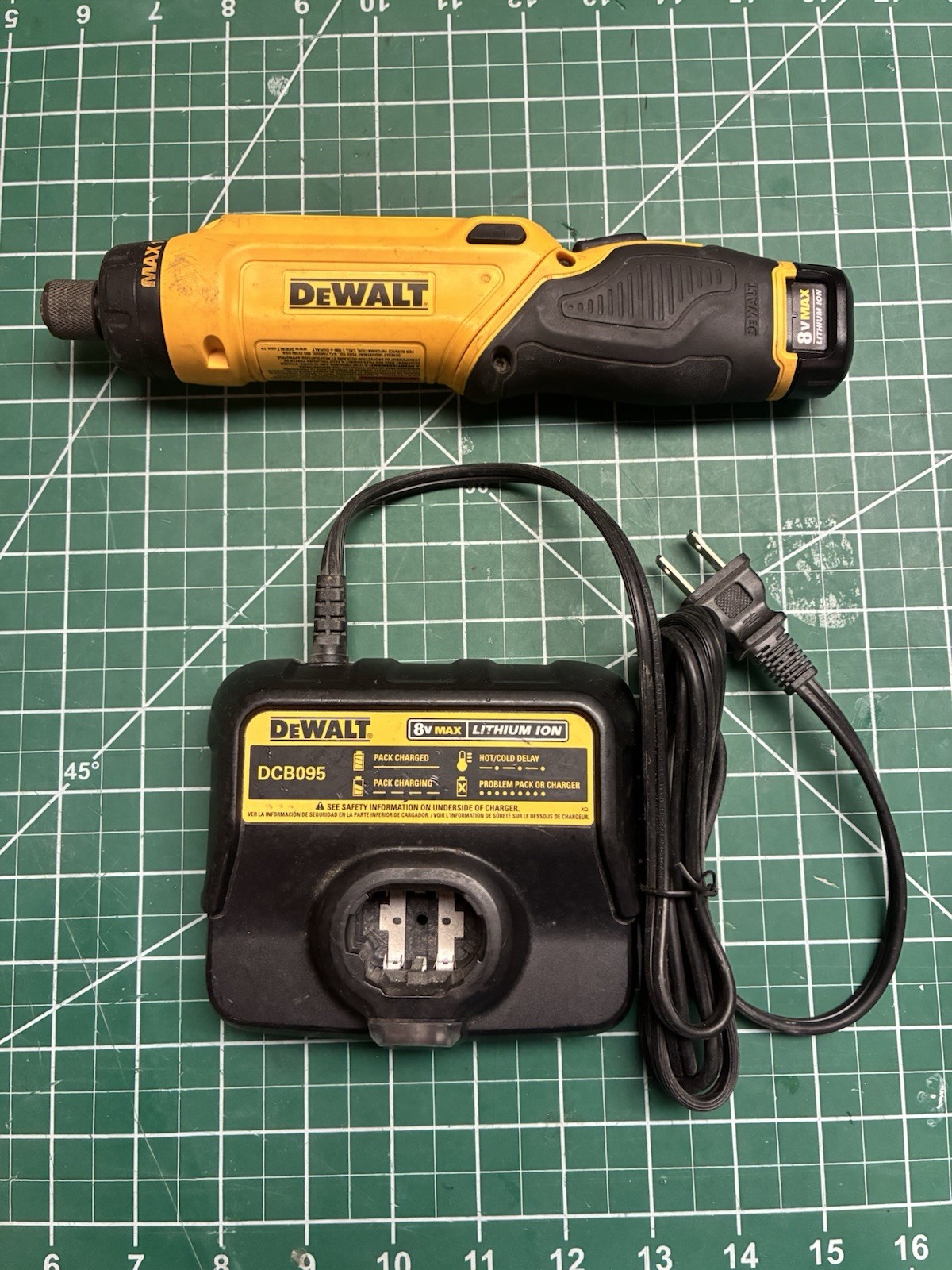 DEWALT 8V MAX Gyroscopic Cordless Screwdriver DCF680 charger & 1-Battery Kit