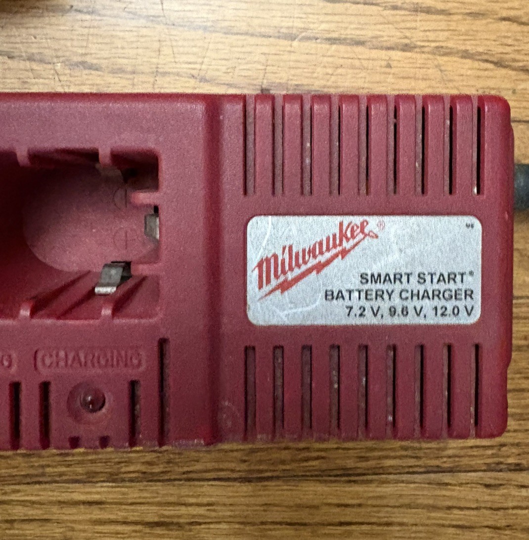 Milwaukee 3/8” Driver/drill W/ Battery & Charger Vintage Cat. No. 0401-01 -WORKS