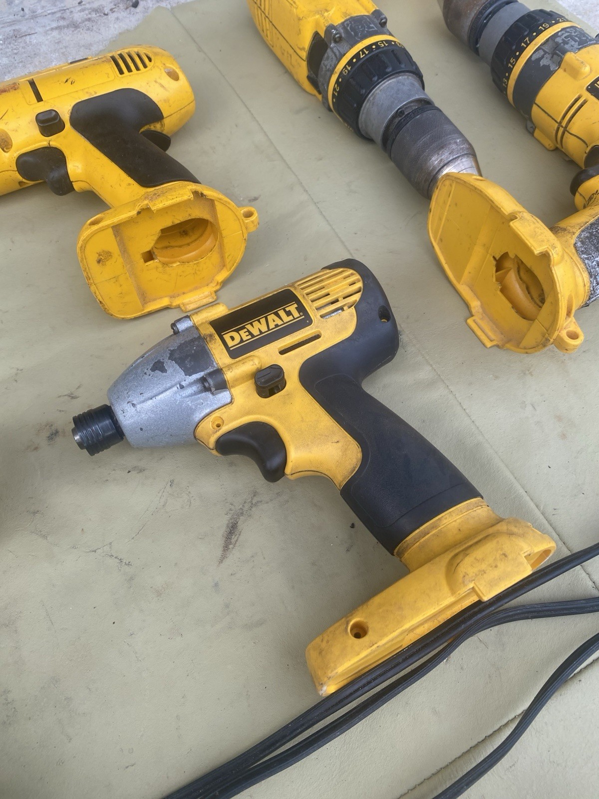 ✅12 PIECE DeWalt TOOL COMBO SET 6 DRILLS 1 FLASHLIGHT 4 BATTERIES 1 CHARGER USED
