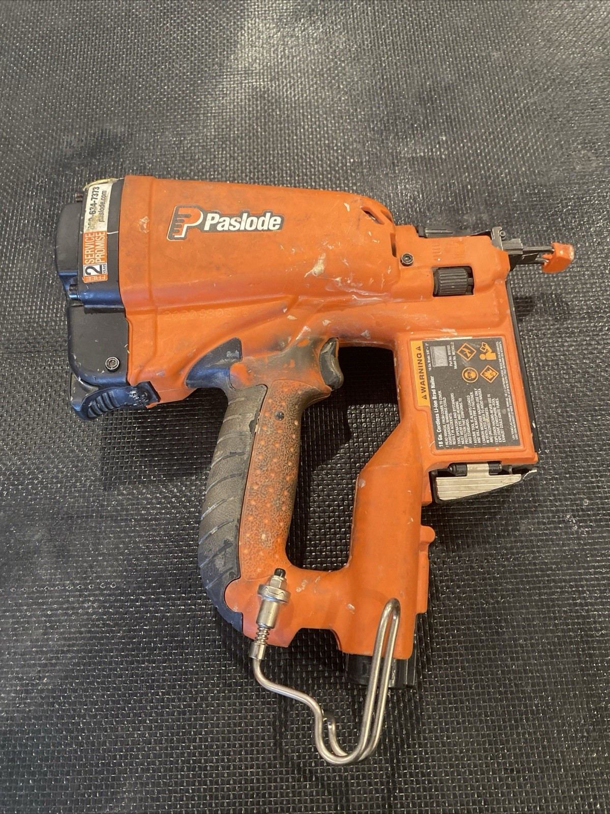 Paslode 18-Gauge Li-Ion Cordless Brad Pro Nailing System IM200Li.2 W/battery