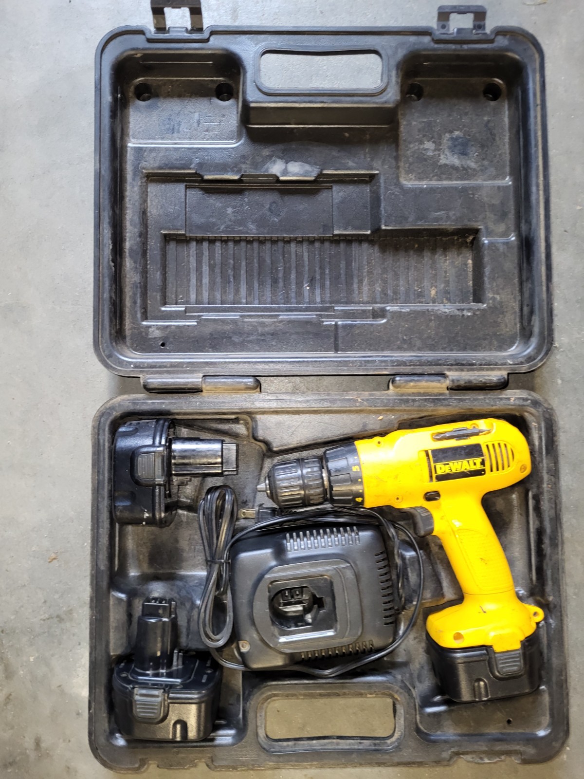 Dewalt DW953K-2 3/8&Prime; 12V Drill Kit Includes Case/Drill/Charger & Three Batteries
