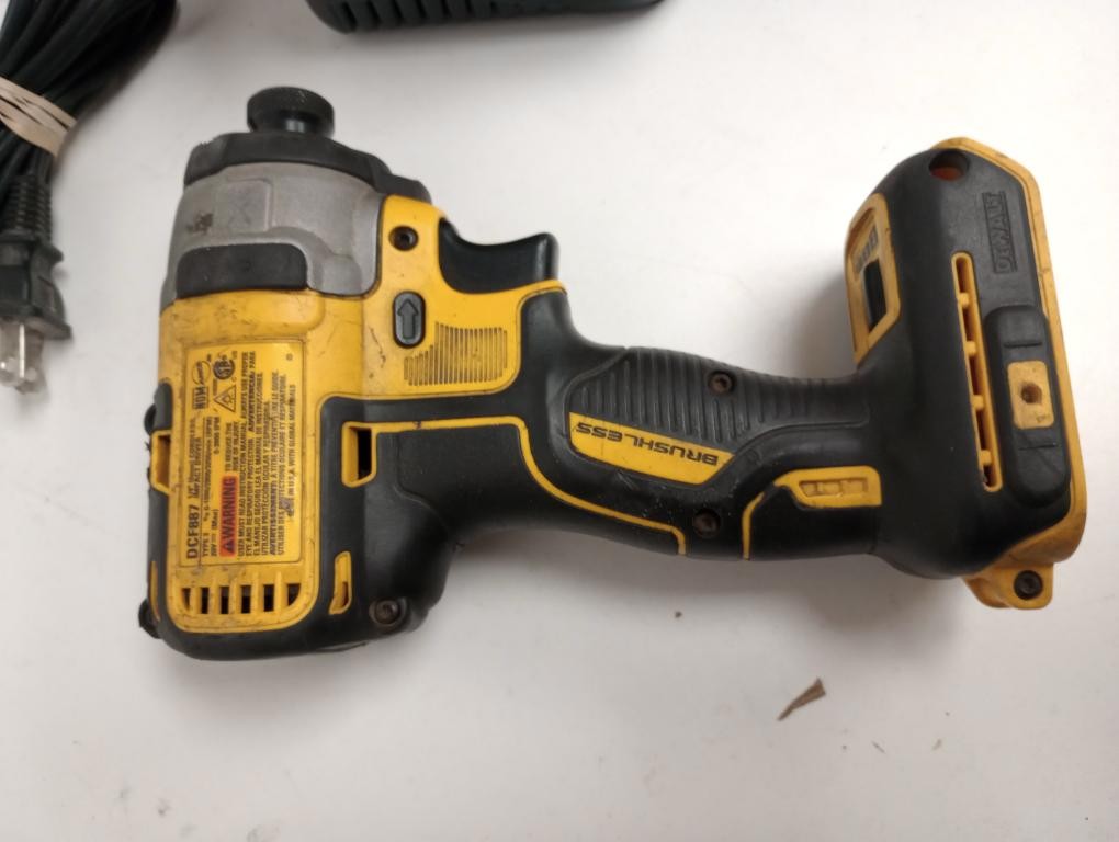 DEWALT DCF885 20V 1/4&Prime; IMPACT W/ 4AH BATTERY & CHARGER (P08034710)