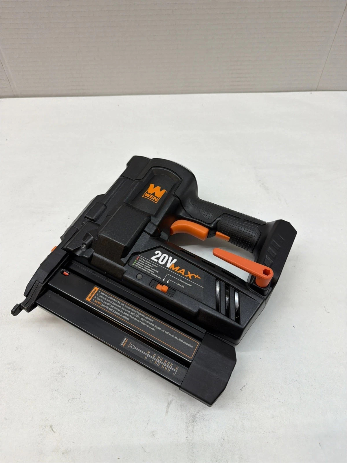 WEN 20512 20V Max Cordless 18-Gauge Brad Nailer Battery charger and battery