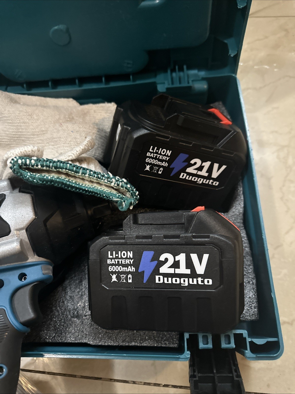duoguto cordless impact wrench, 960ft-lbs (1300n.m) With Two Batteries And Bits
