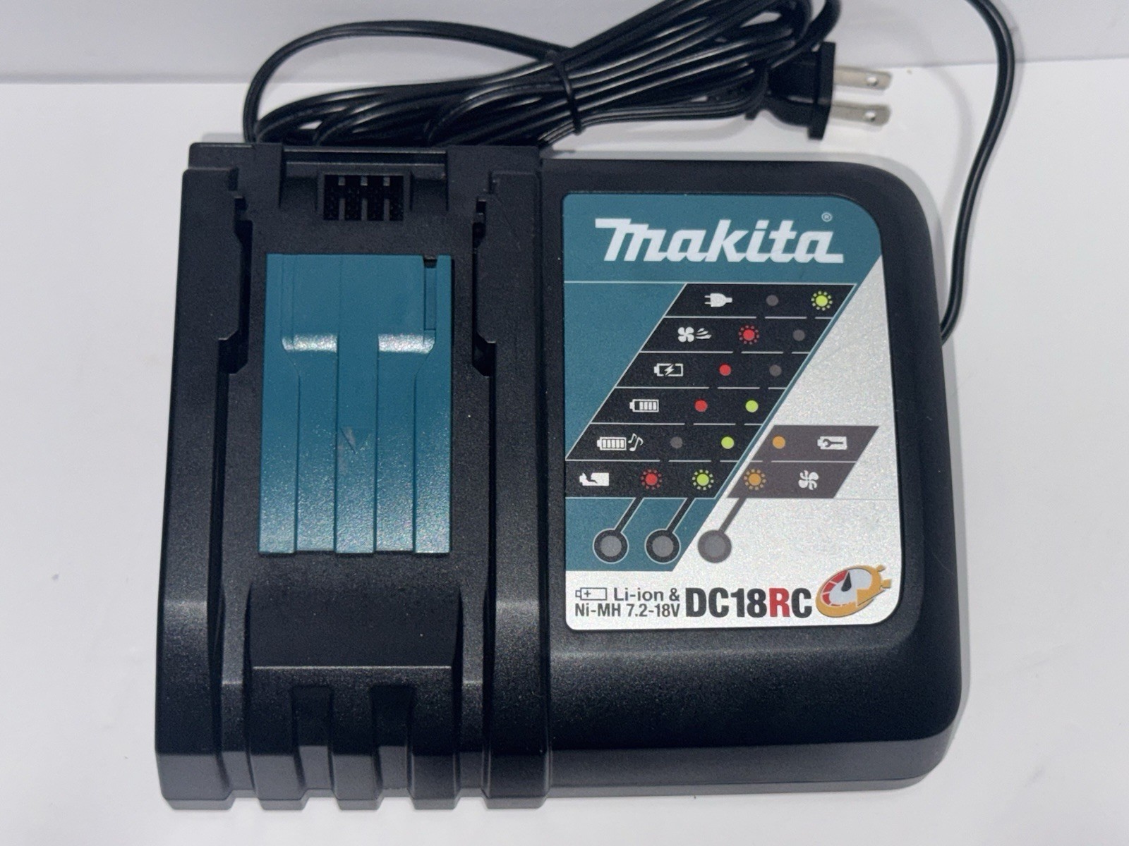 Makita DC18RC Lithium Ion Rapid Optimum Charger. 18 Volts 220 Volts AC + Battery