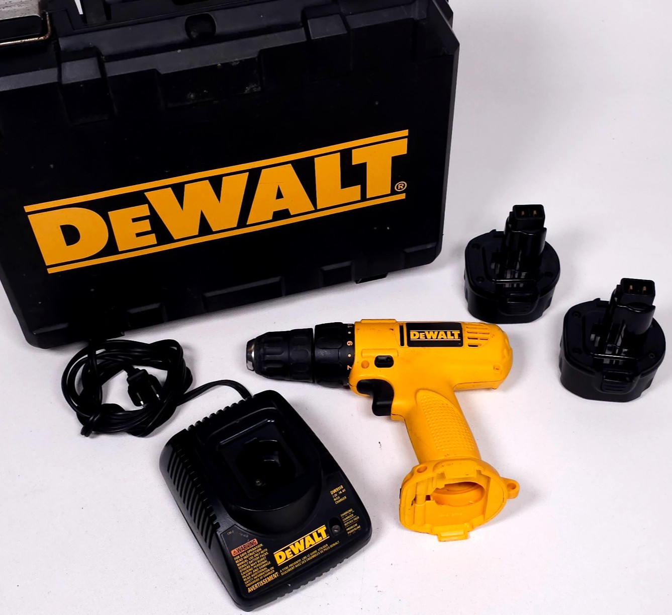DeWalt DW926 9.6V Cordless Drill/Driver Kit w 2 Batteries Charger & Case TESTED
