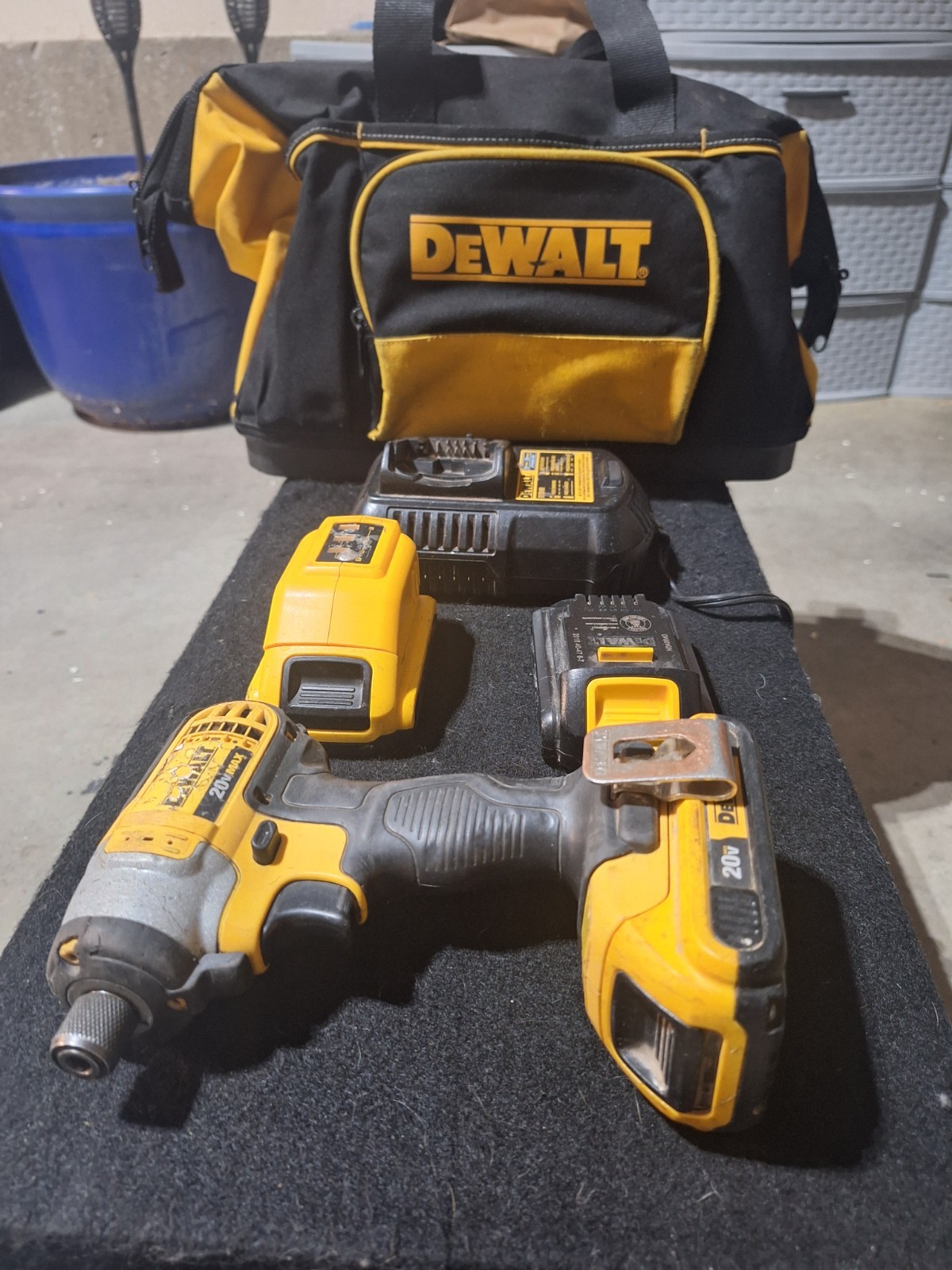 DEWALT DCF885C2 20V MAX Li-Ion 1/4 in. Impact Driver Kit