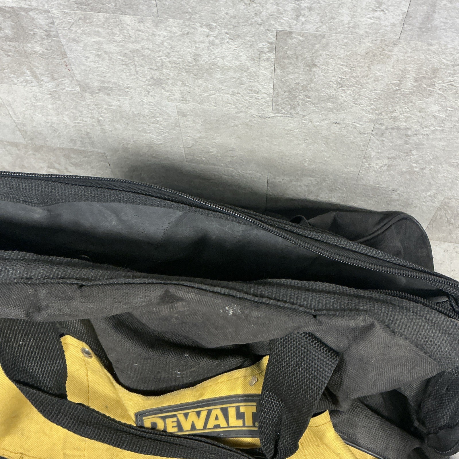 DEWALT DC825 1/4 inch Cordless Impact Driver W/ Battery/Charger and Bag