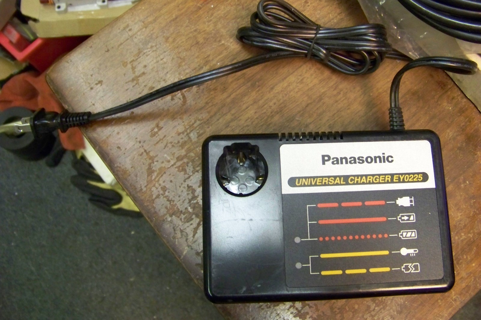 Panasonic eyo225 UNIVERSAL BATTERY CHARGER USED 2.4V 3.6V 5A