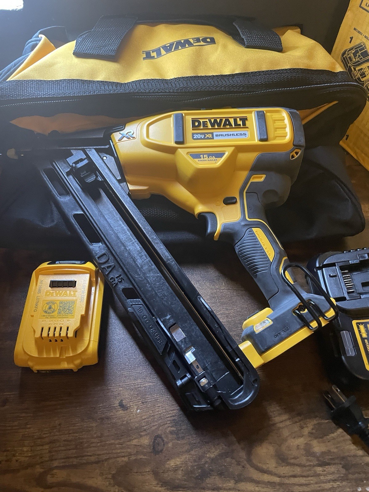 DeWALT DCN650D1 20V MAX XR 15-Gauge Cordless Angled Finish Nailer Kit
