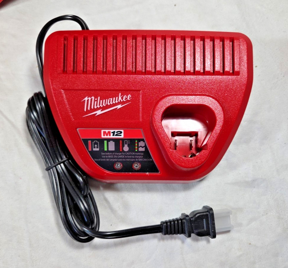 Milwaukee M12 2407-20 Drill / Driver Kit w/ Battery + Charger + Carry Bag