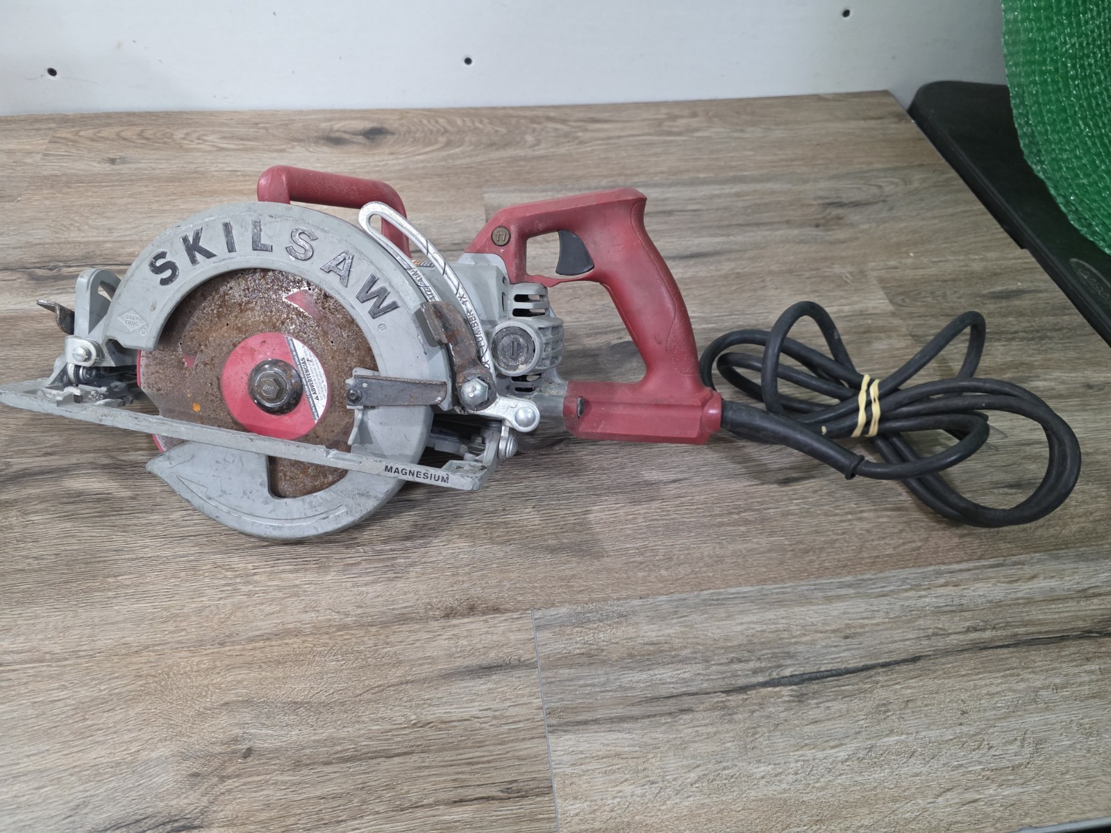SKIL 15 amps 7-1/4 in. Corded Worm Drive Circular Saw – SPT77W
