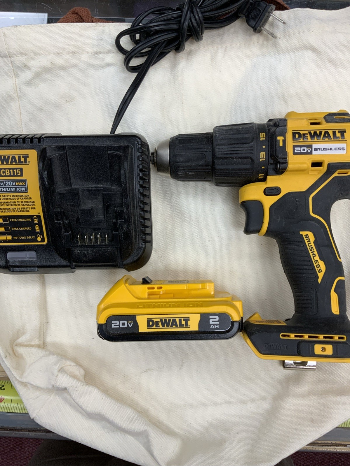 DEWALT DCD798 20V Max Brushless 1/2&Prime; Hammer Drill Driver Kit