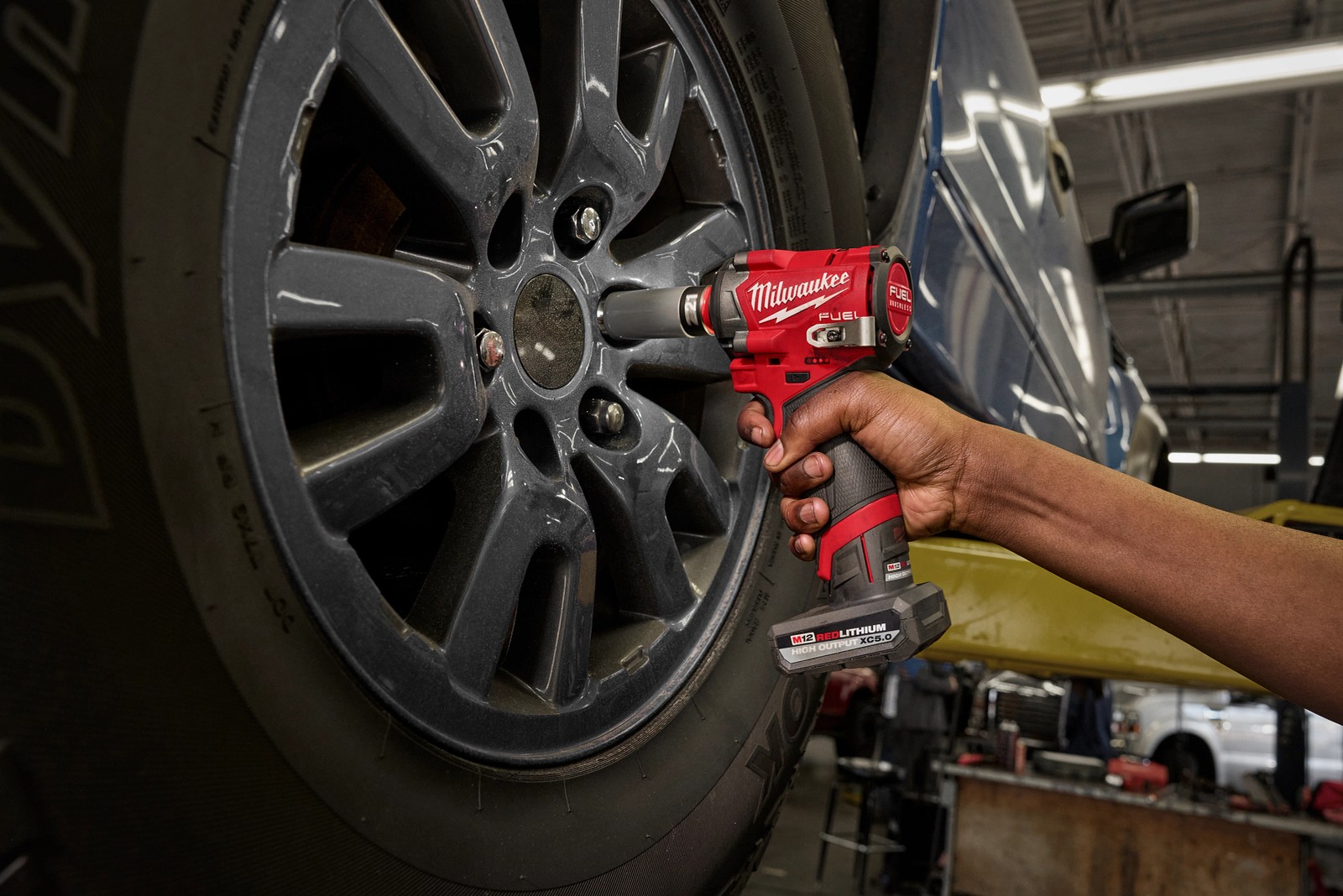Milwaukee Tool 2562-22 M12 FUEL Stubby 3/8&Prime; Impact Wrench Kit