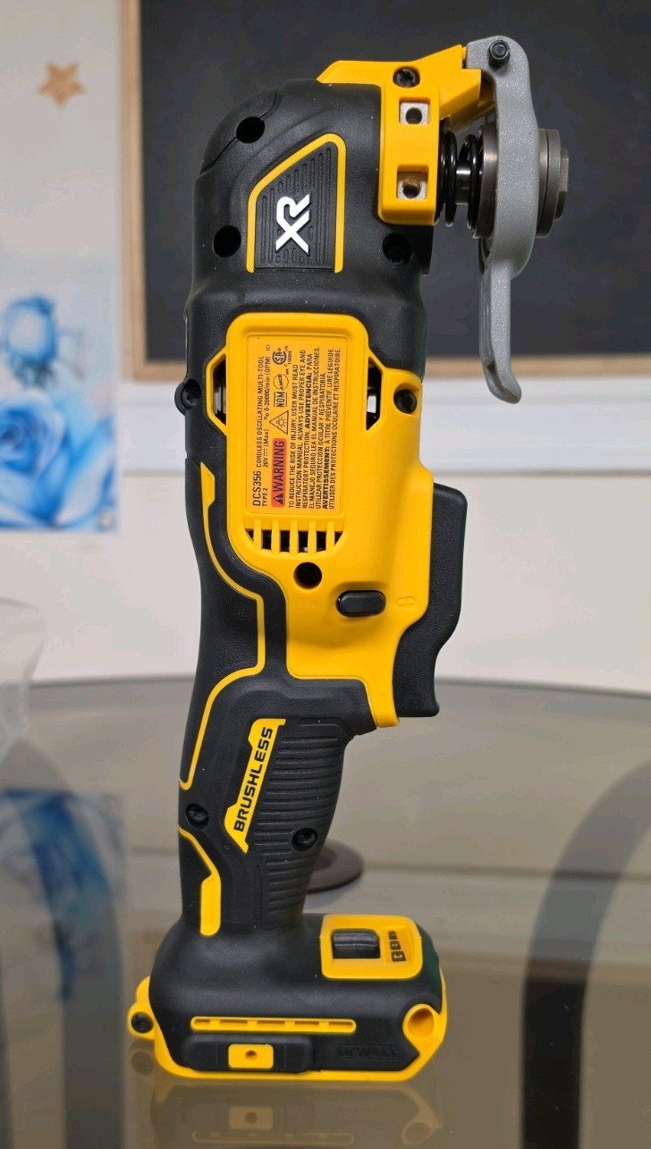 DeWalt DCS356B 20V MAX XR BL Li-Ion 3-Speed Oscillating Tool (Tool Only)
