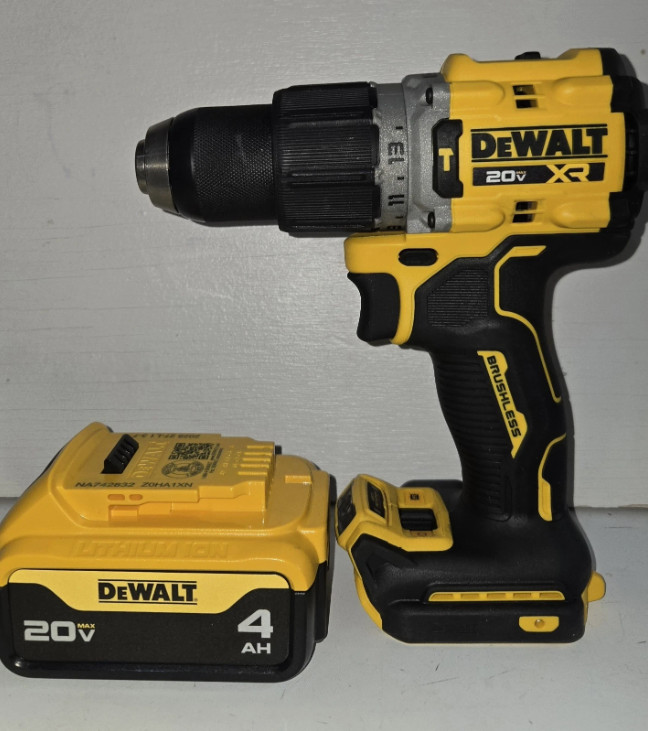NEW Dewalt Hammerdrill Drill DCD806 with Battery DCB204