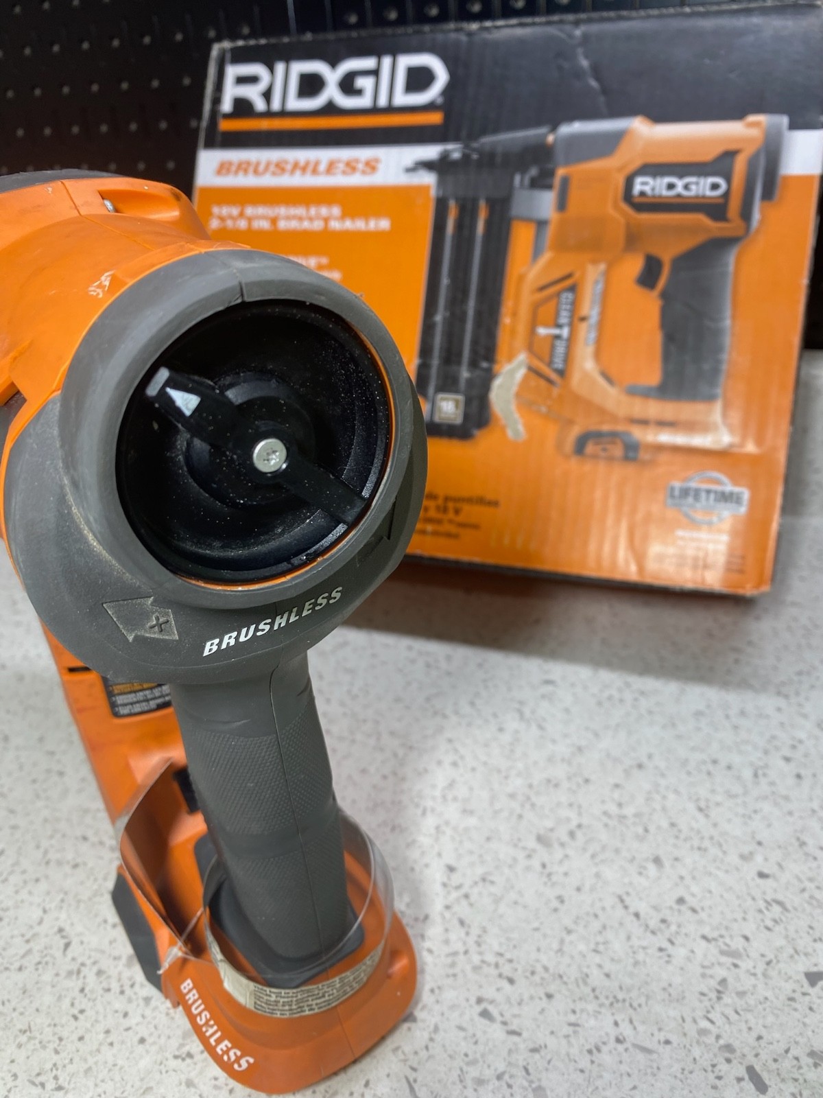 RIDGID 18V 18 Gauge 4Ah Brushless Brad Nailer – Orange R09891B