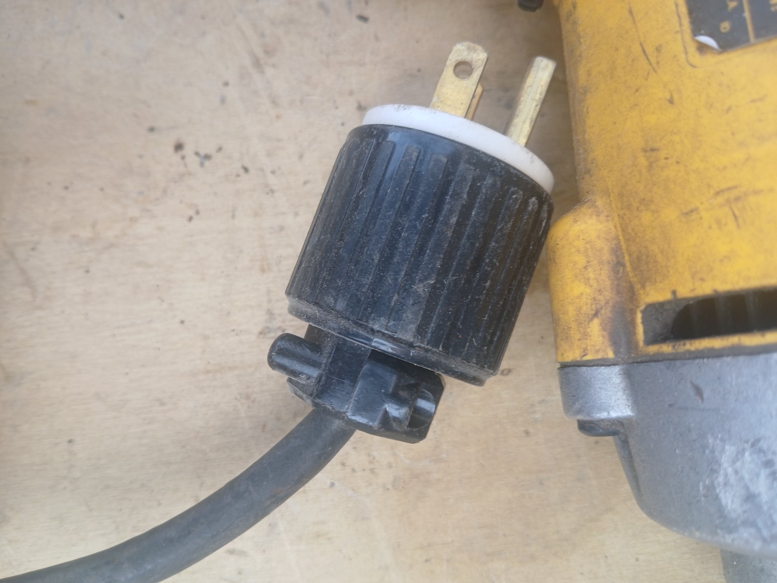 FOR PARTS or REPAIR DEWALT Corded 1/2 in Variable Speed Reversing Drill (DW235G)