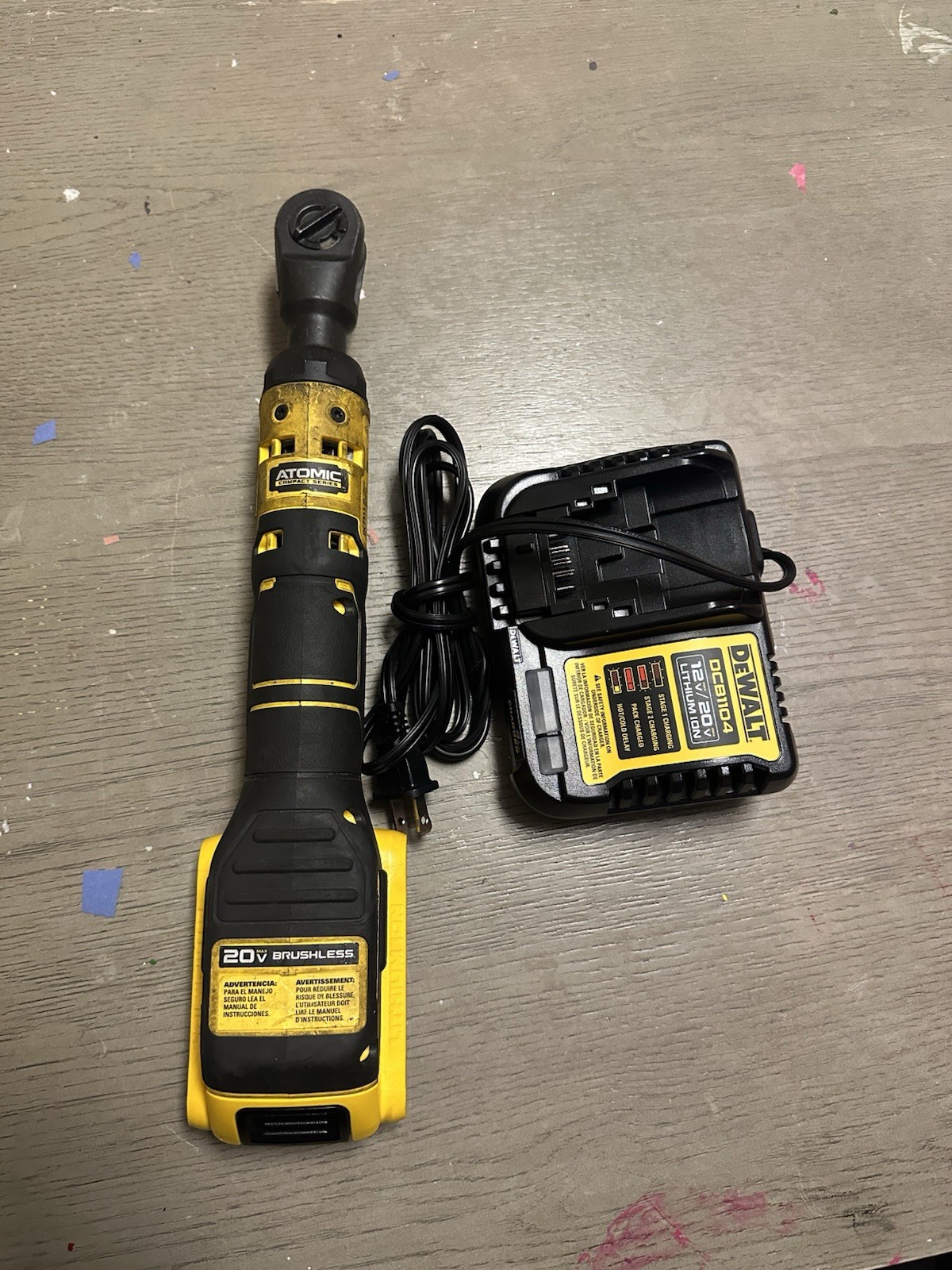 DEWALT 20V Max Cordless Ratchet Wrench 3/8 65 Ft-lb with Battery And Charger