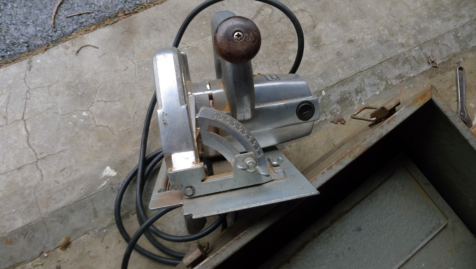 VTG STANLEY H-85-A CIRCULAR SAW, HEAVY DUTY, 13 AMP WITH ORIGINAL METAL BOX