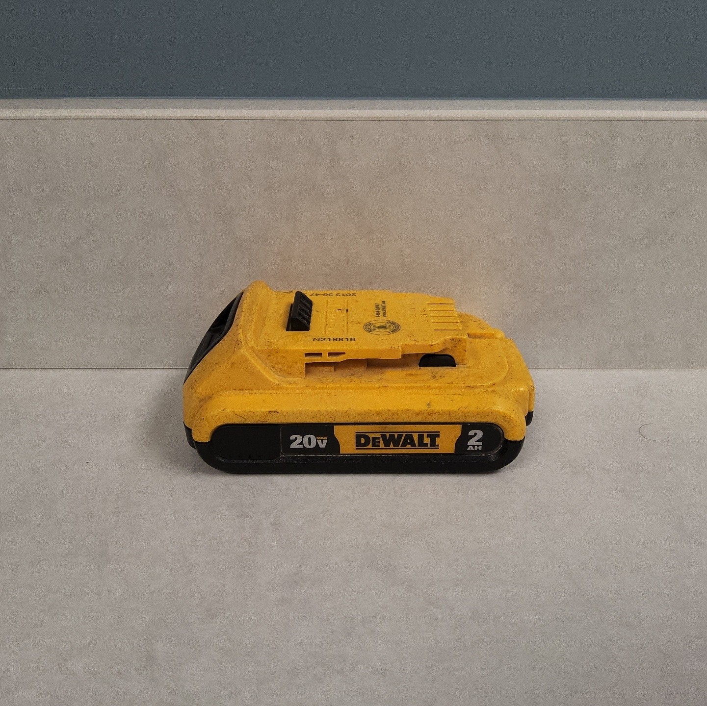 DeWalt 20v Max Atomic DCF809 Brushless 1/4&Prime; Impact Driver & DCB203 2Ah Battery