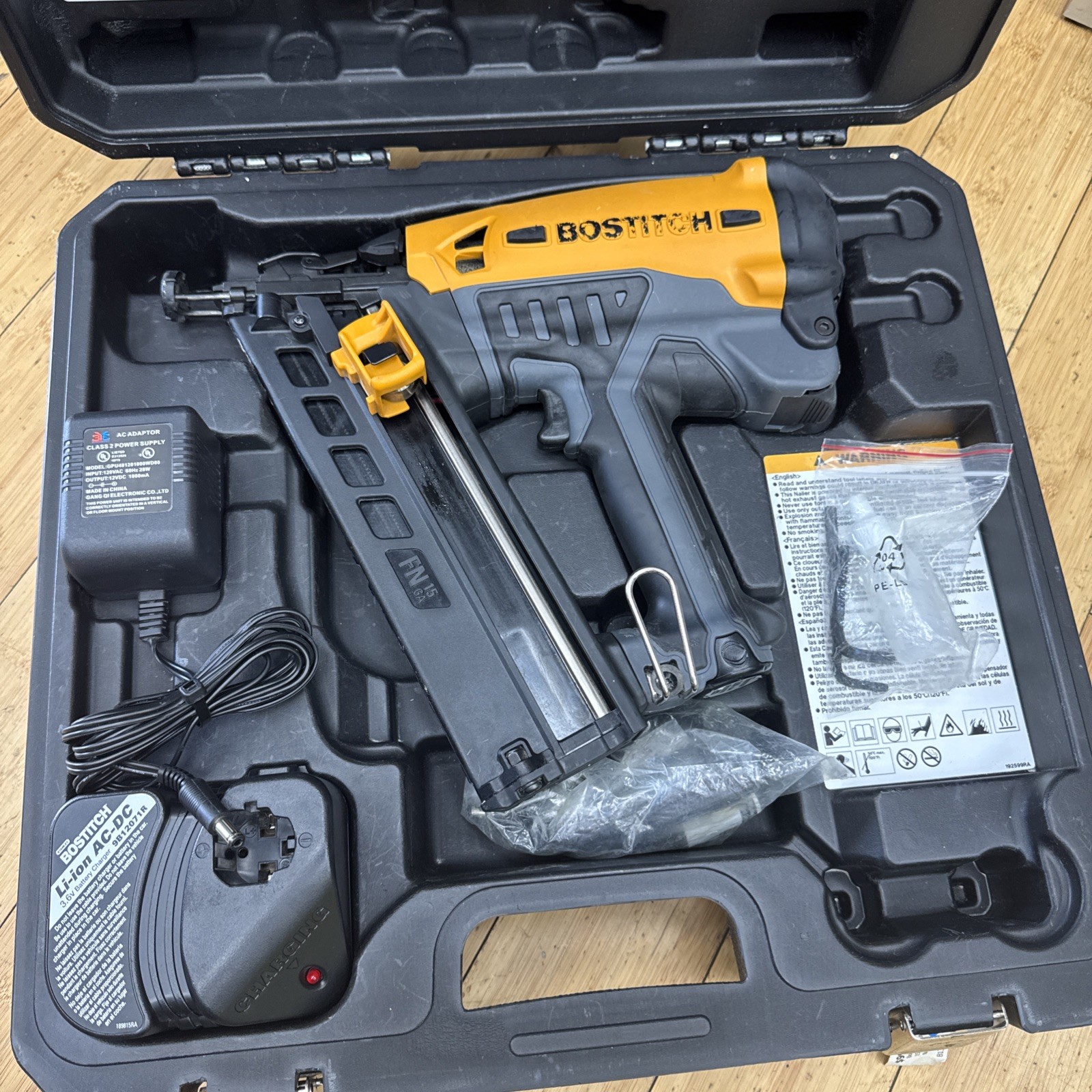 Bostitch GFN1564K Angled Finish Nailer Kit 15-Gauge Cordless Great Condition