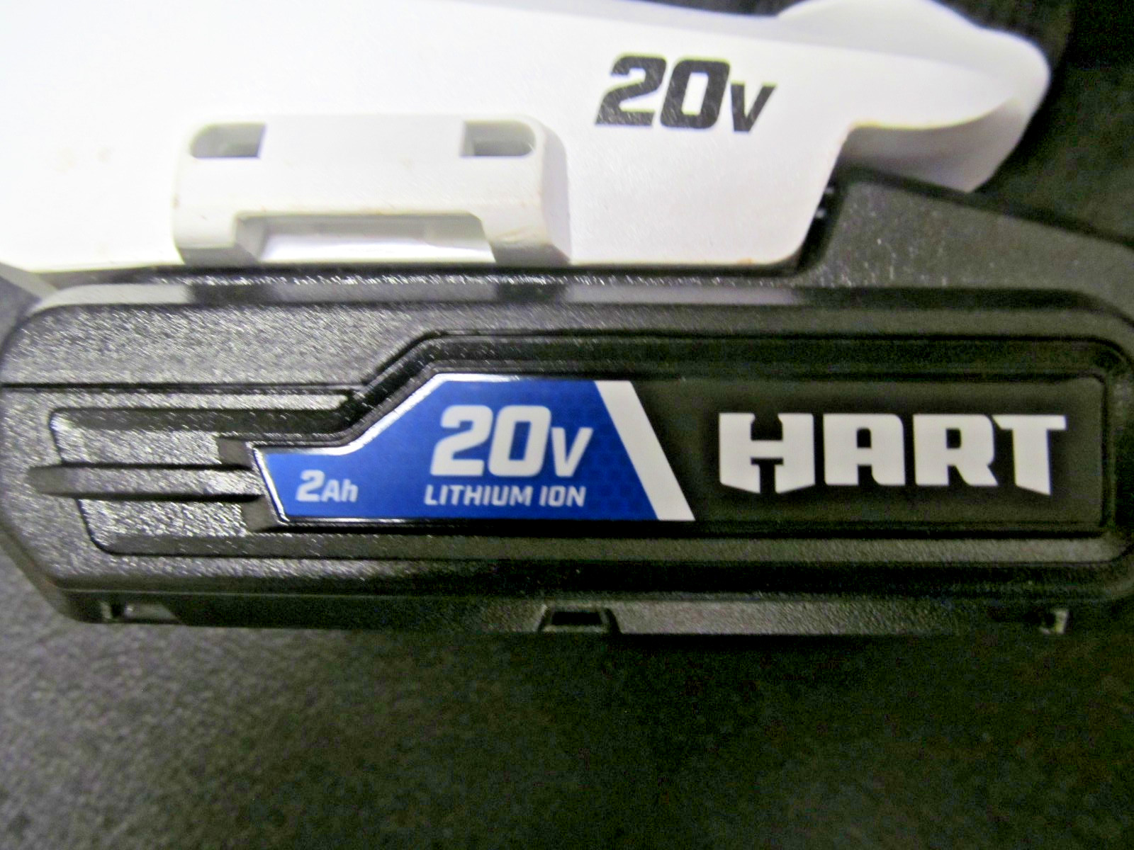 HART HPNR02 18 GAUGE CORDLESS BRAD NAILER KIT 20V WITH 2Ah BATTERY & CHARGER