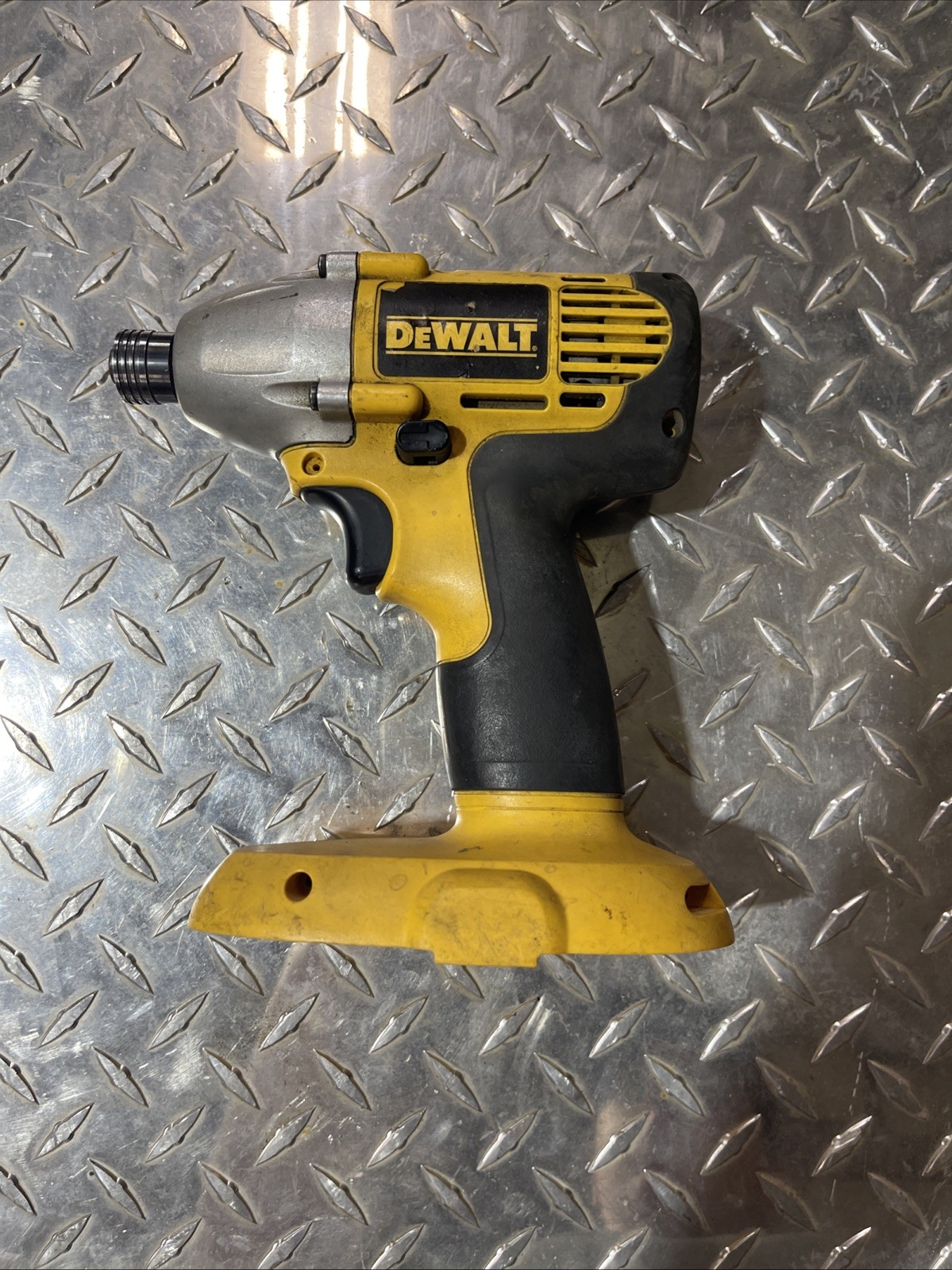 DeWalt DW056 18V Heavy-Duty Cordless 1/4” Impact Driver