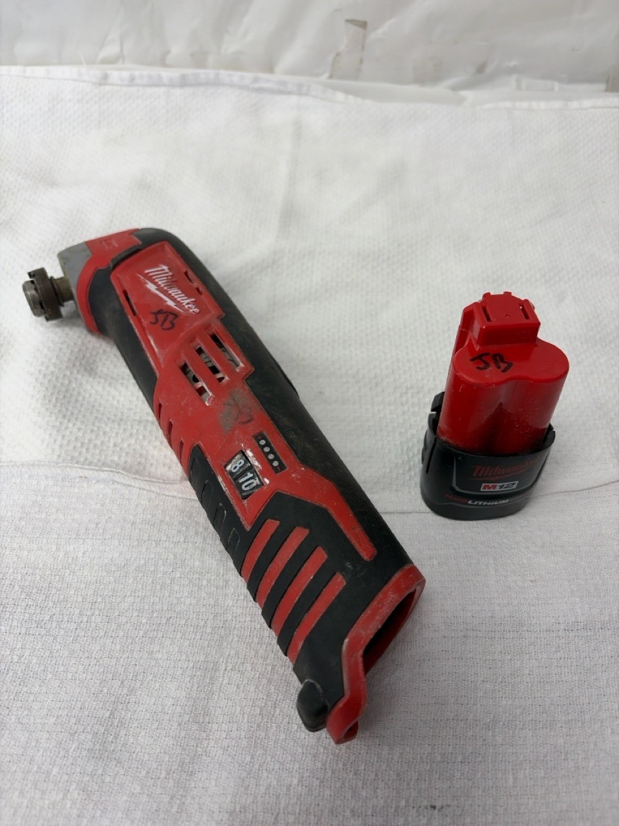 MILWAUKEE TOOLS 2426-20 MULTI-TOOL PRE-OWNED (P23017503)