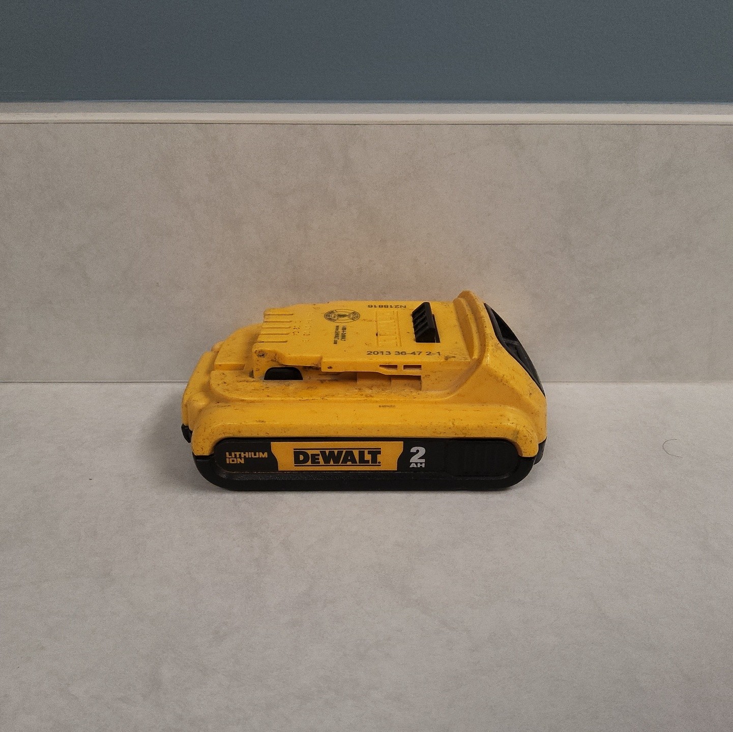 DeWalt 20v Max Atomic DCF809 Brushless 1/4&Prime; Impact Driver & DCB203 2Ah Battery