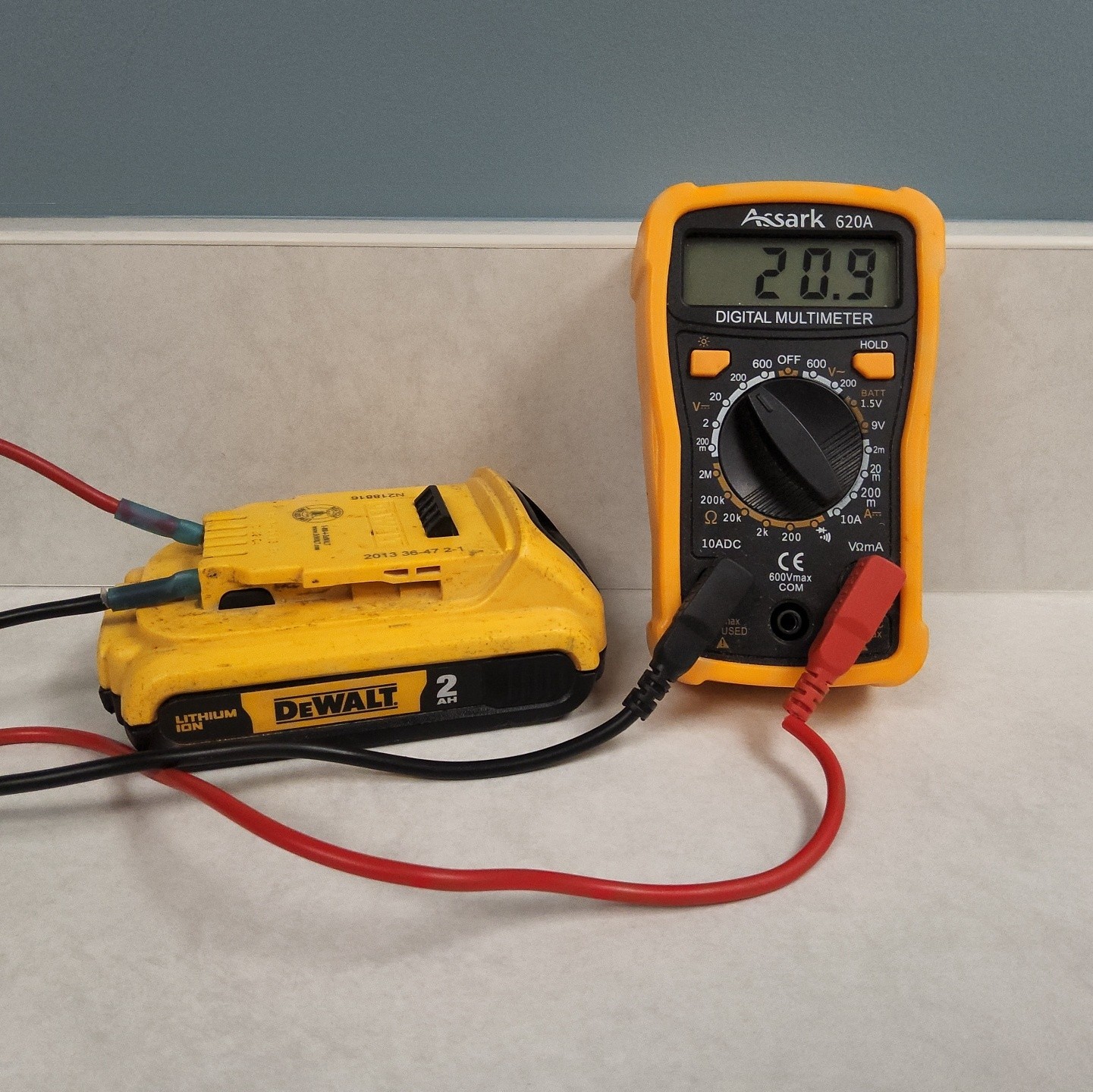 DeWalt 20v Max Atomic DCF809 Brushless 1/4&Prime; Impact Driver & DCB203 2Ah Battery