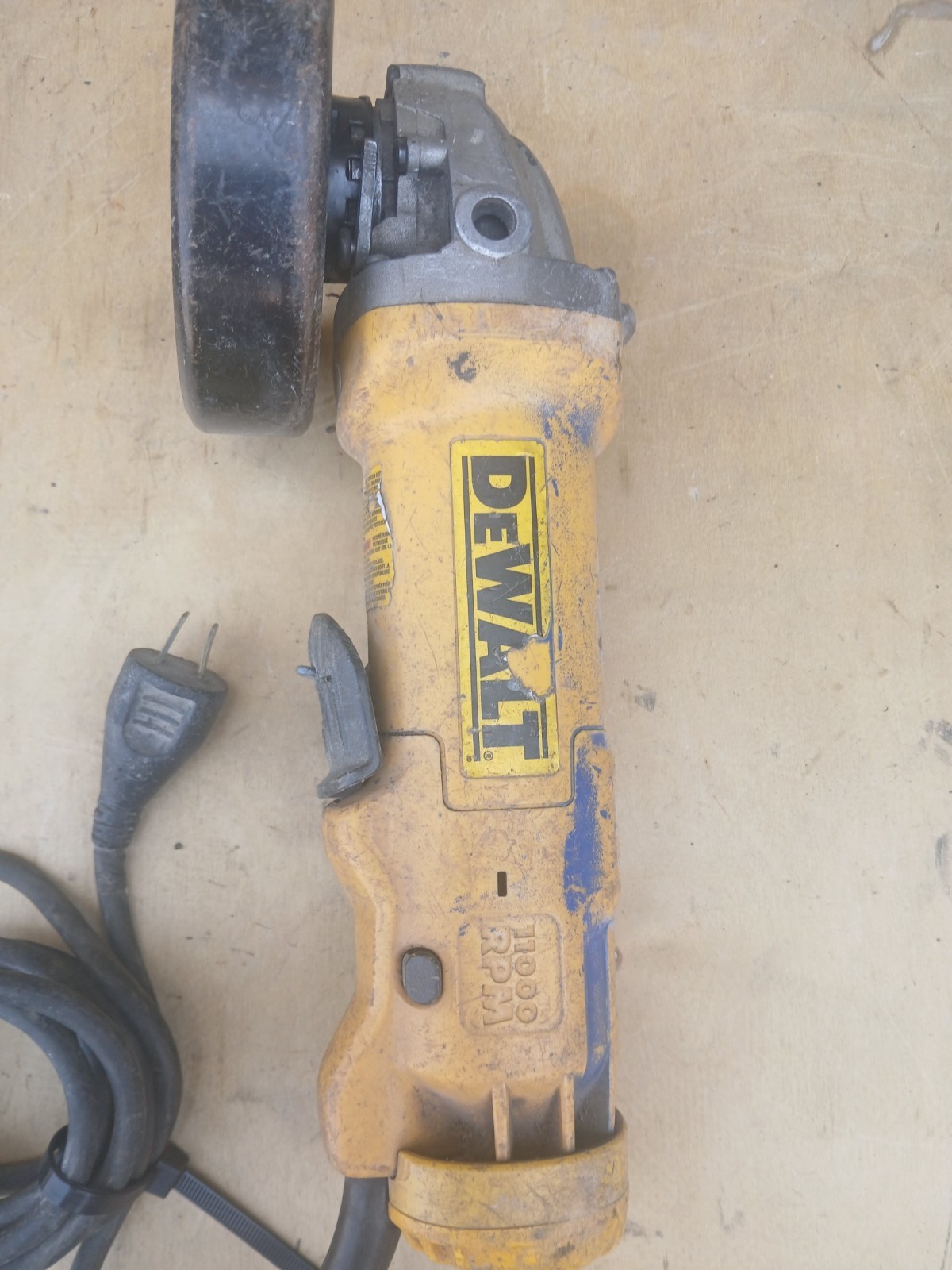 *PARTS/REPAIR* DEWALT DWE402N 120V 4-1/2&Prime; Corded Angle Grinder Not Tested
