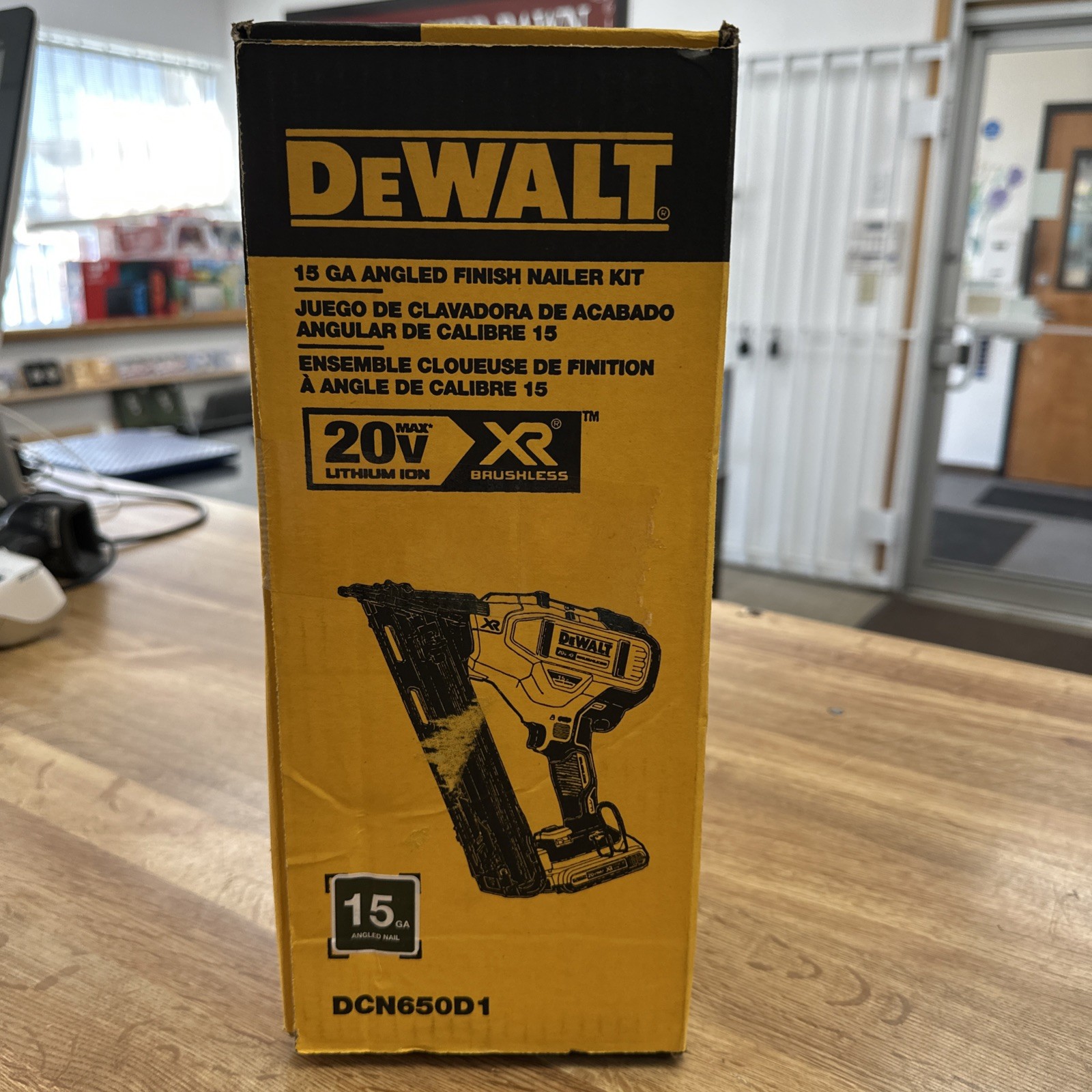 DEWALT 20V MAX Finish Nailer Kit, Angled 15GA, Battery, Charger & Bag (DCN650D1)