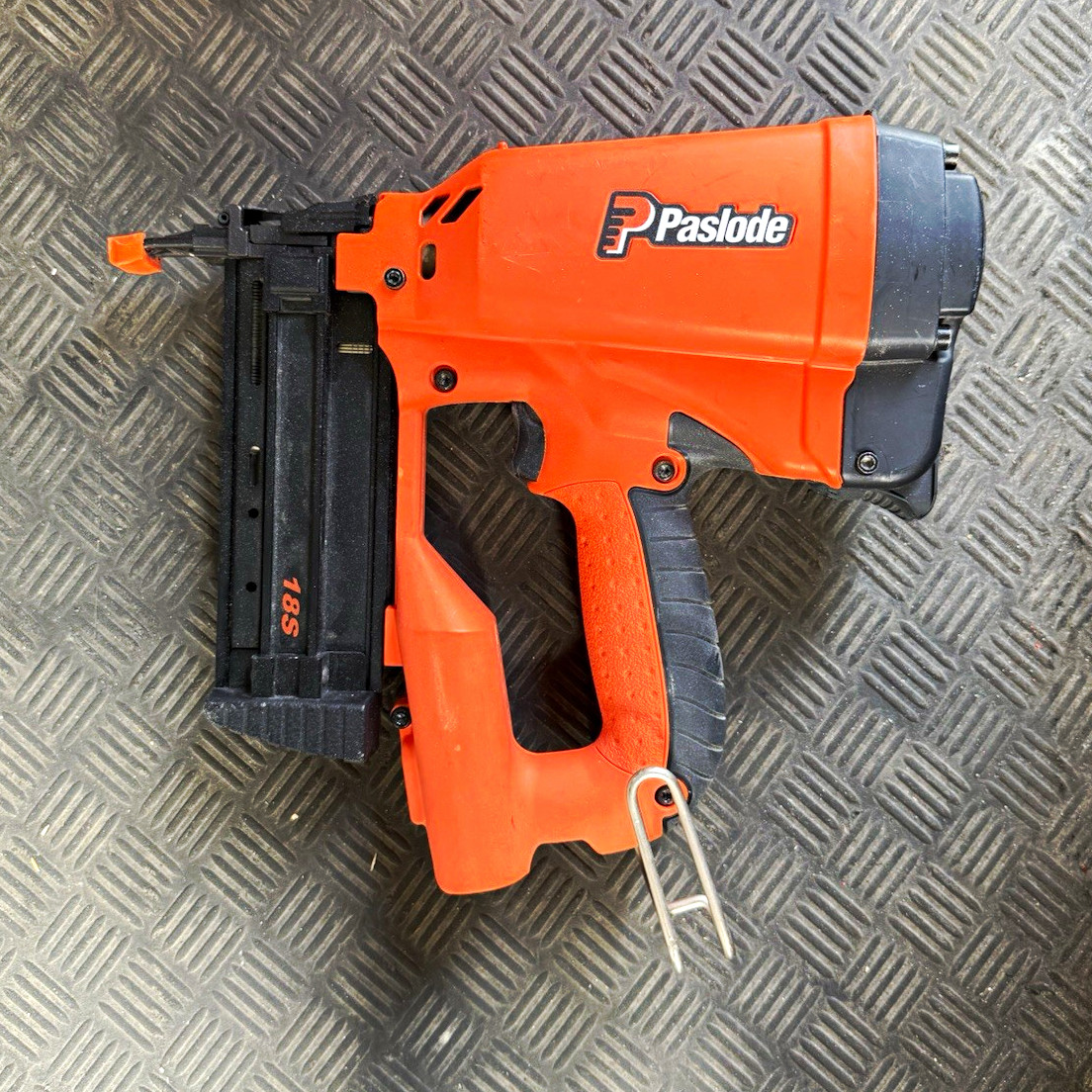 Paslode Cordless XP 18 Gauge Brad Nailer Kit w/ Battery Charger & Case
