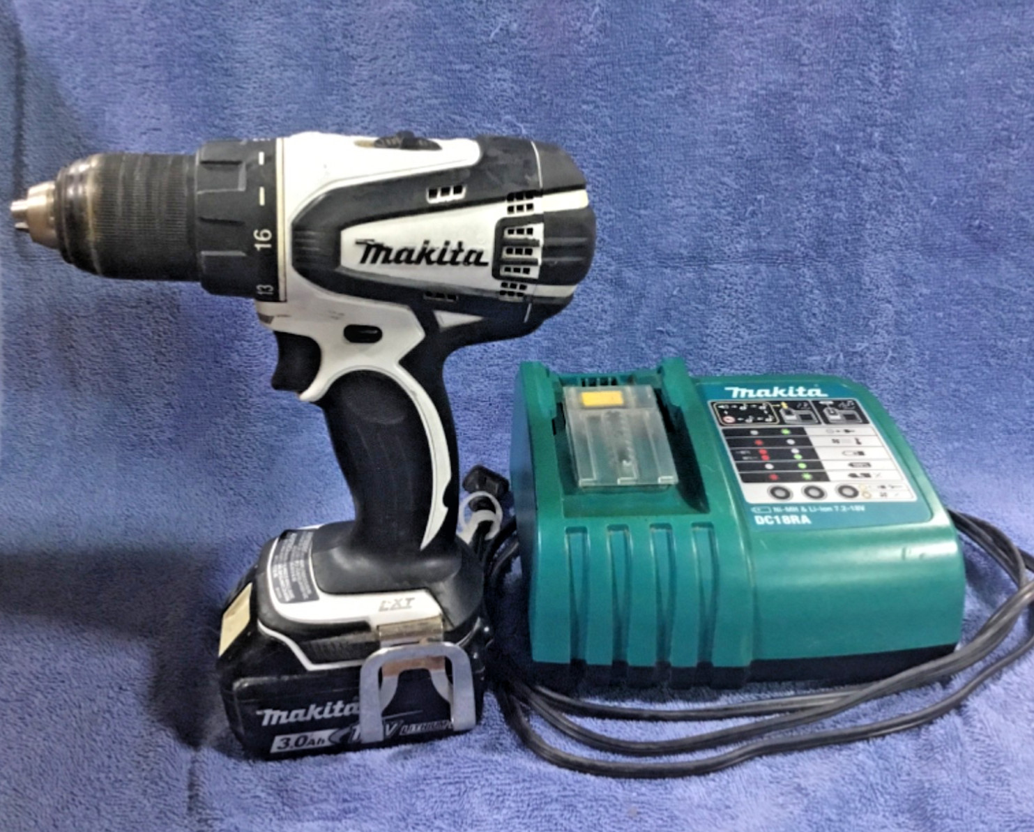 Makita LXFD01 18V LXT 1/2&Prime; Drill Driver Kit w/ BL1830 Battery & DC18RA Charger