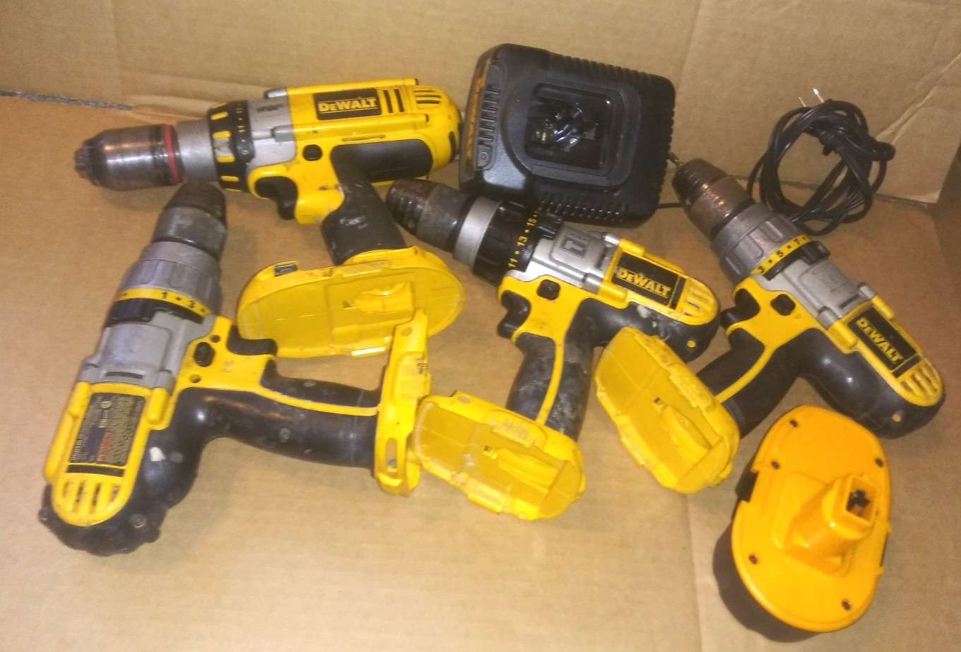 LOT OF 4 DEWALT DCD970/950/920 18v Cordless Drill Drivers with Battery & Charger