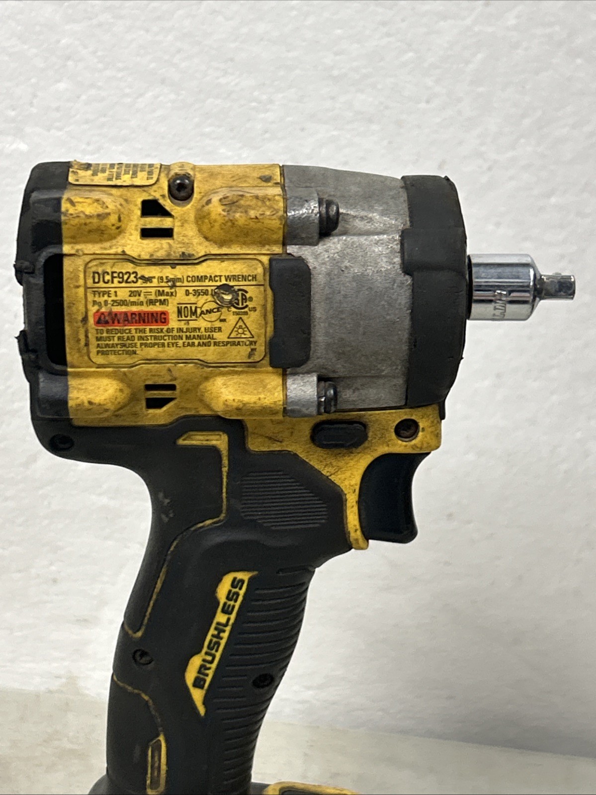 DEWALT Atomic 20V Brushless 3/8&Prime; Impact Wrench DCF923 W/ 1.5ah BATTERY/ Charger