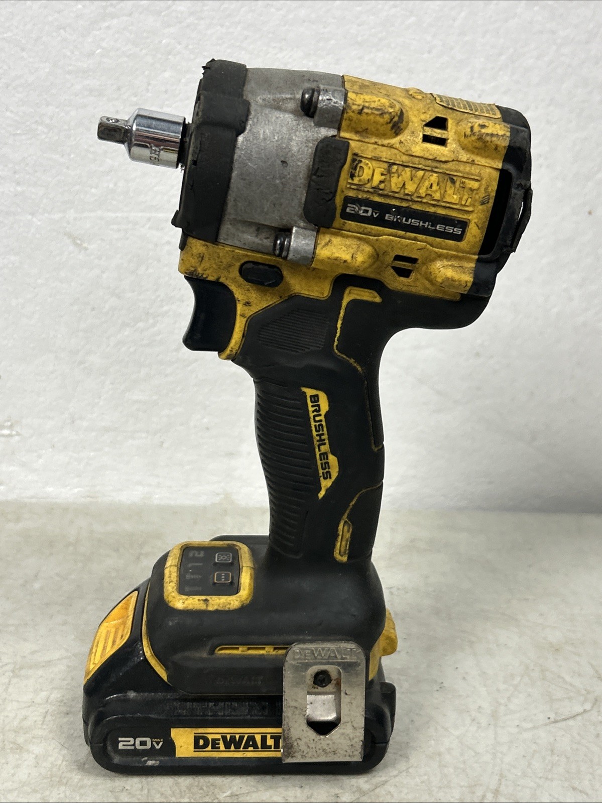 DEWALT Atomic 20V Brushless 3/8&Prime; Impact Wrench DCF923 W/ 1.5ah BATTERY/ Charger