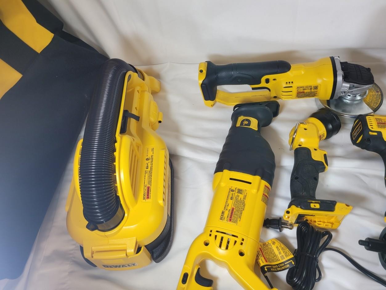 DeWalt 20V Tool Bundle Blower, Grinder, Saw, Vacuum, Radio, Drill, Light +