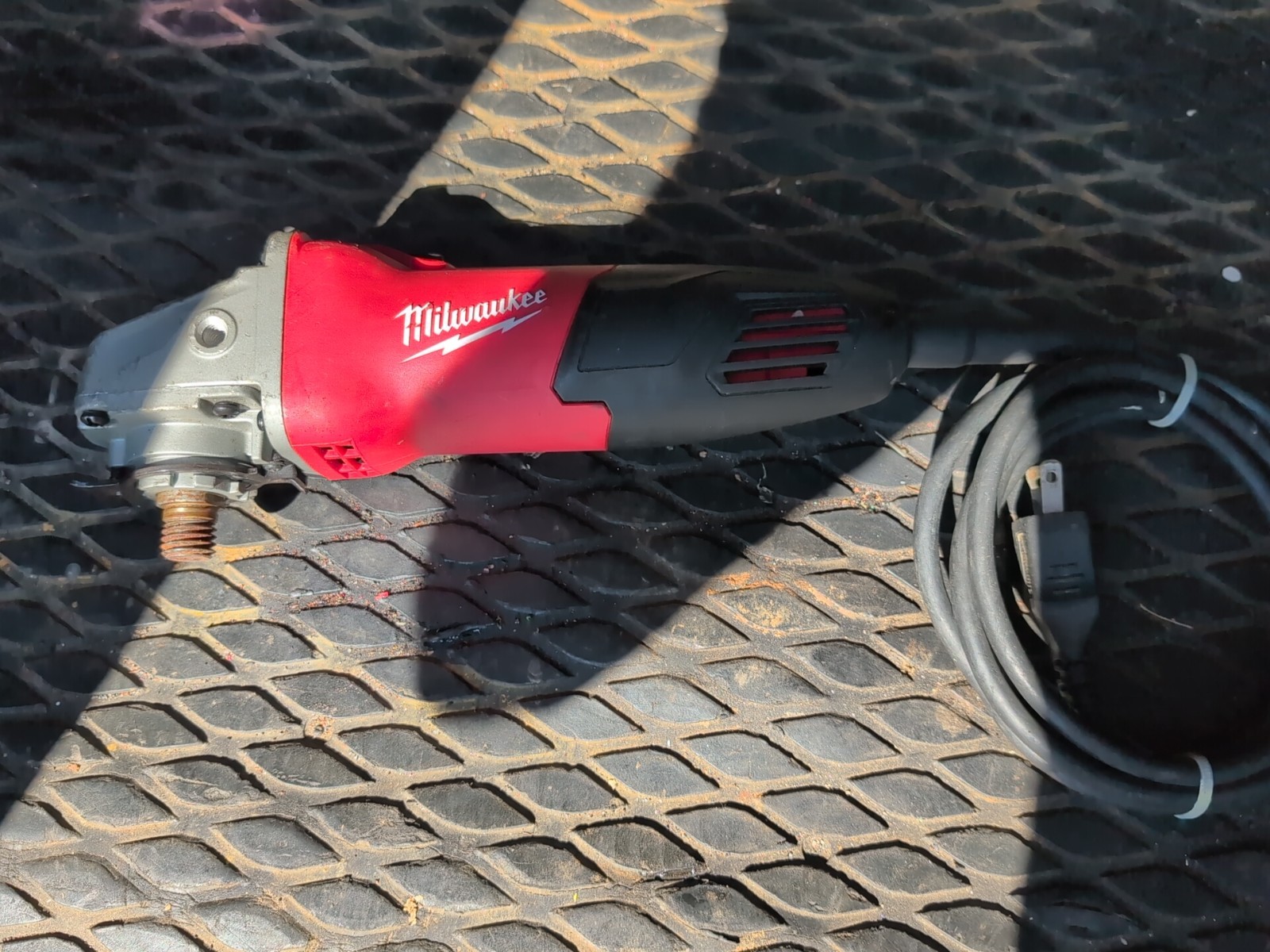 Milwaukee Tool 6130-33 7.0 Amp 4-1/2&Prime; Small Angle Grinder